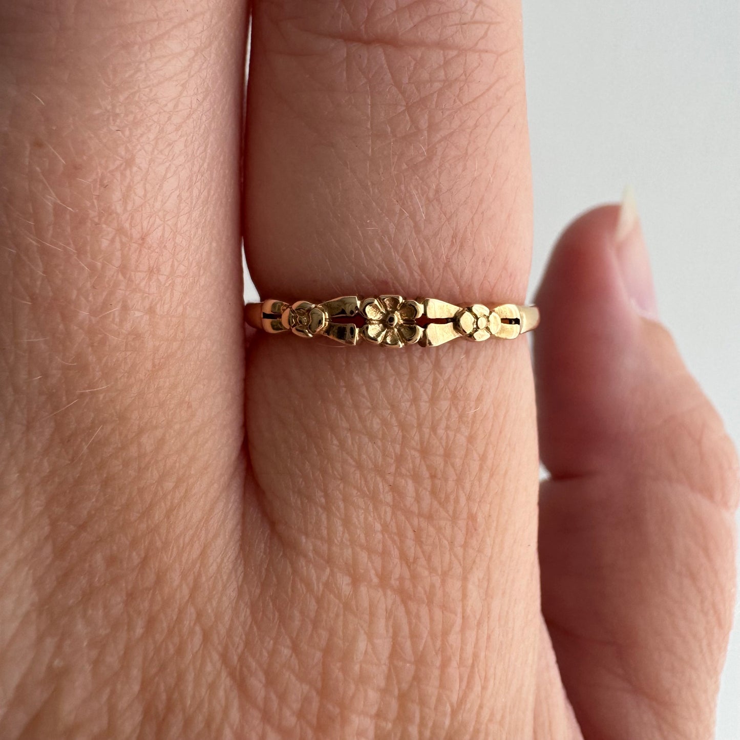 V I N T A G E // blissed blooms / 14k rosy yellow embossed blossom band / size 5.75