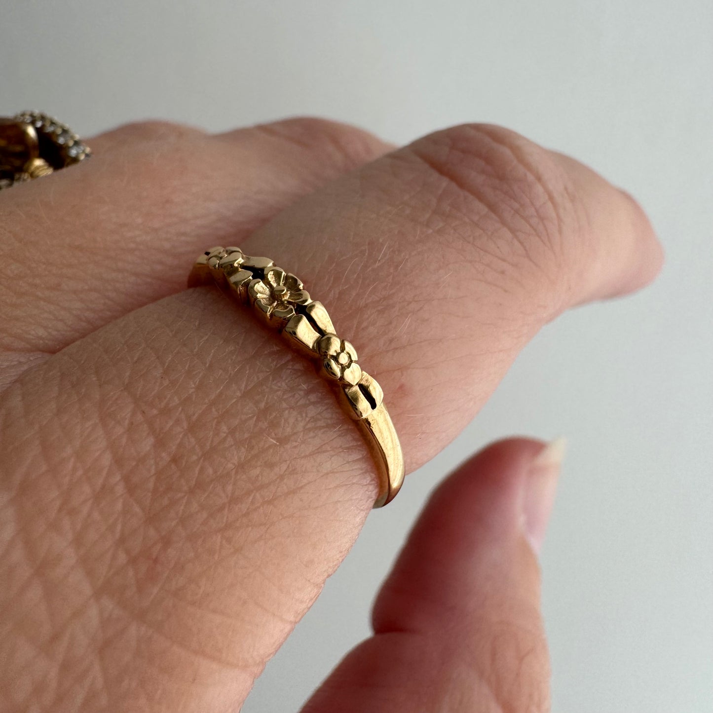 V I N T A G E // blissed blooms / 14k rosy yellow embossed blossom band / size 5.75
