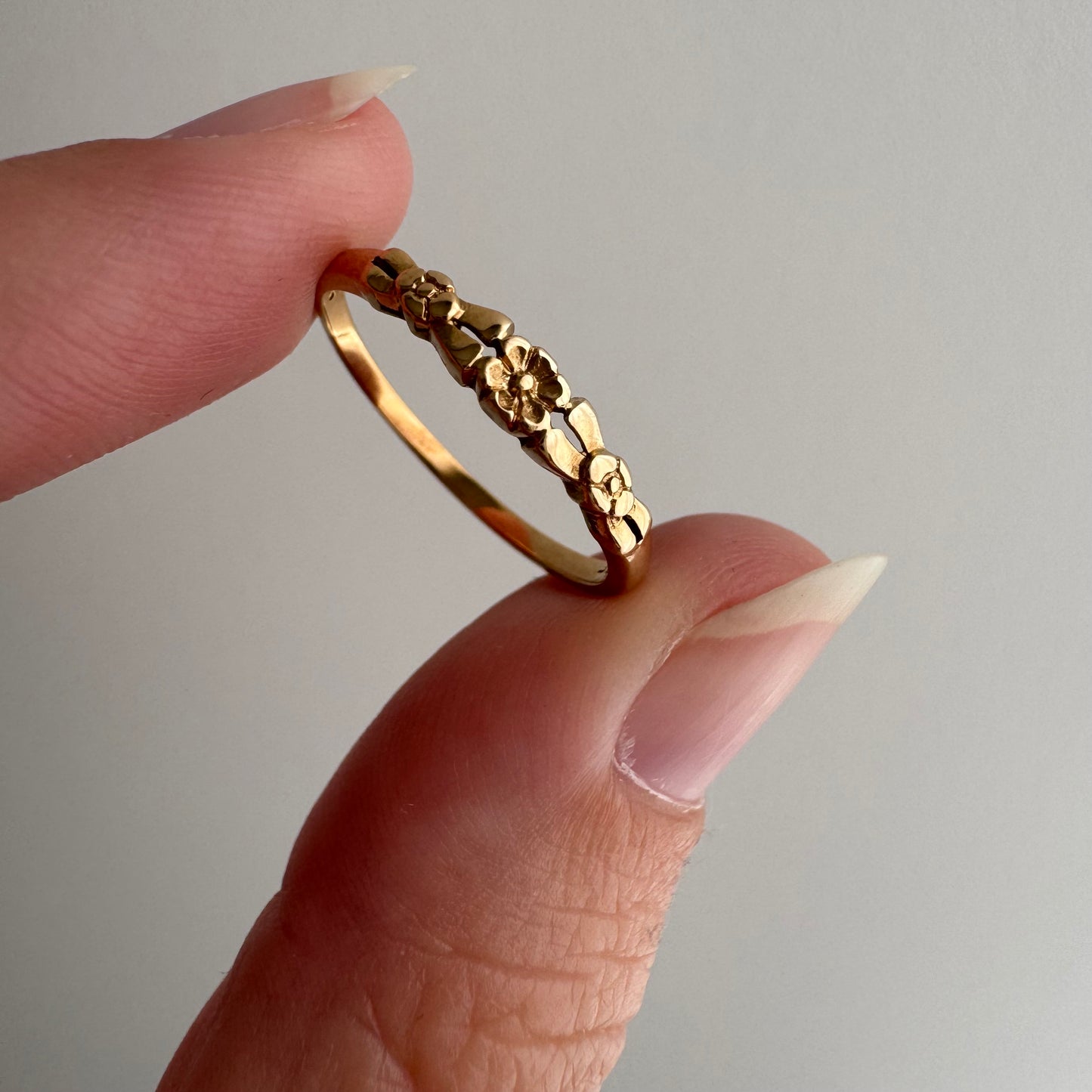 V I N T A G E // blissed blooms / 14k rosy yellow embossed blossom band / size 5.75