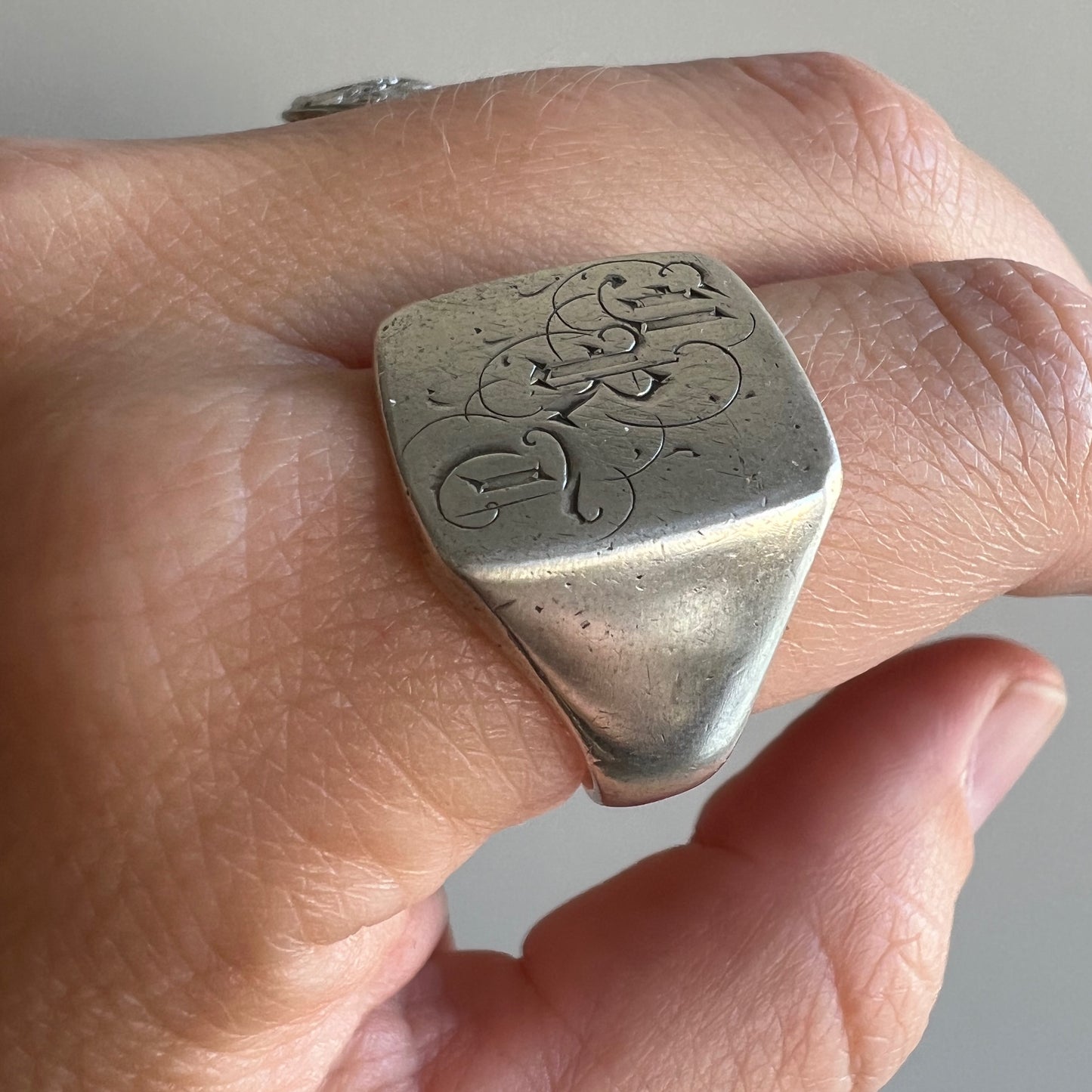 V I N T A G E // Old English JRT / sterling silver initial signet ring / size 9.5