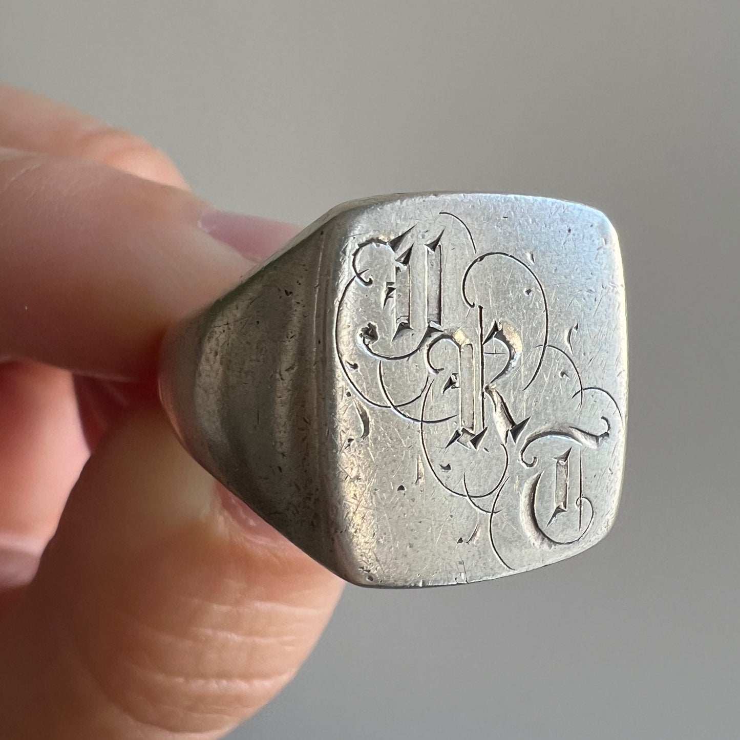 V I N T A G E // Old English JRT / sterling silver initial signet ring / size 9.5