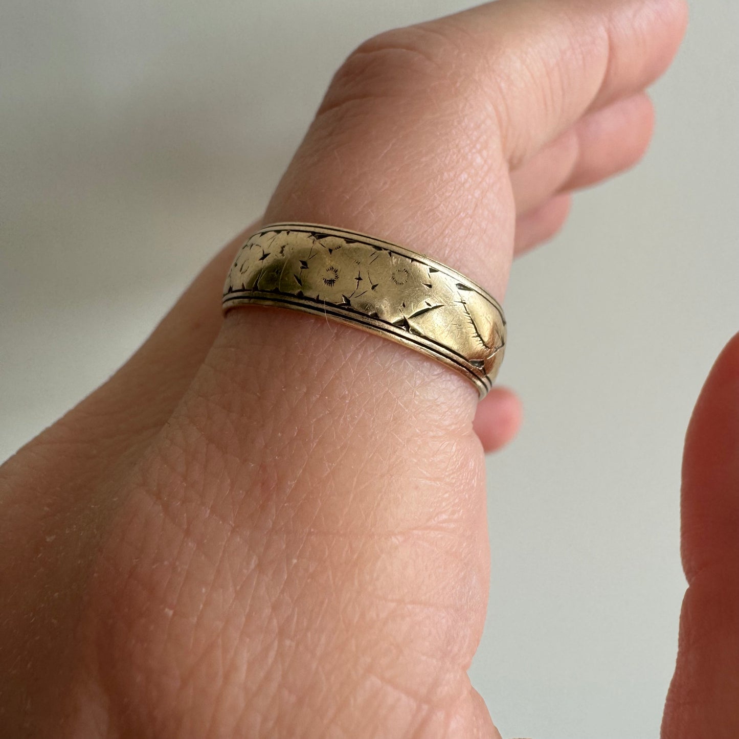 V I N T A G E // forget me not memories / 9ct 9k 375 yellow gold floral eternity band / size 7.5-ish