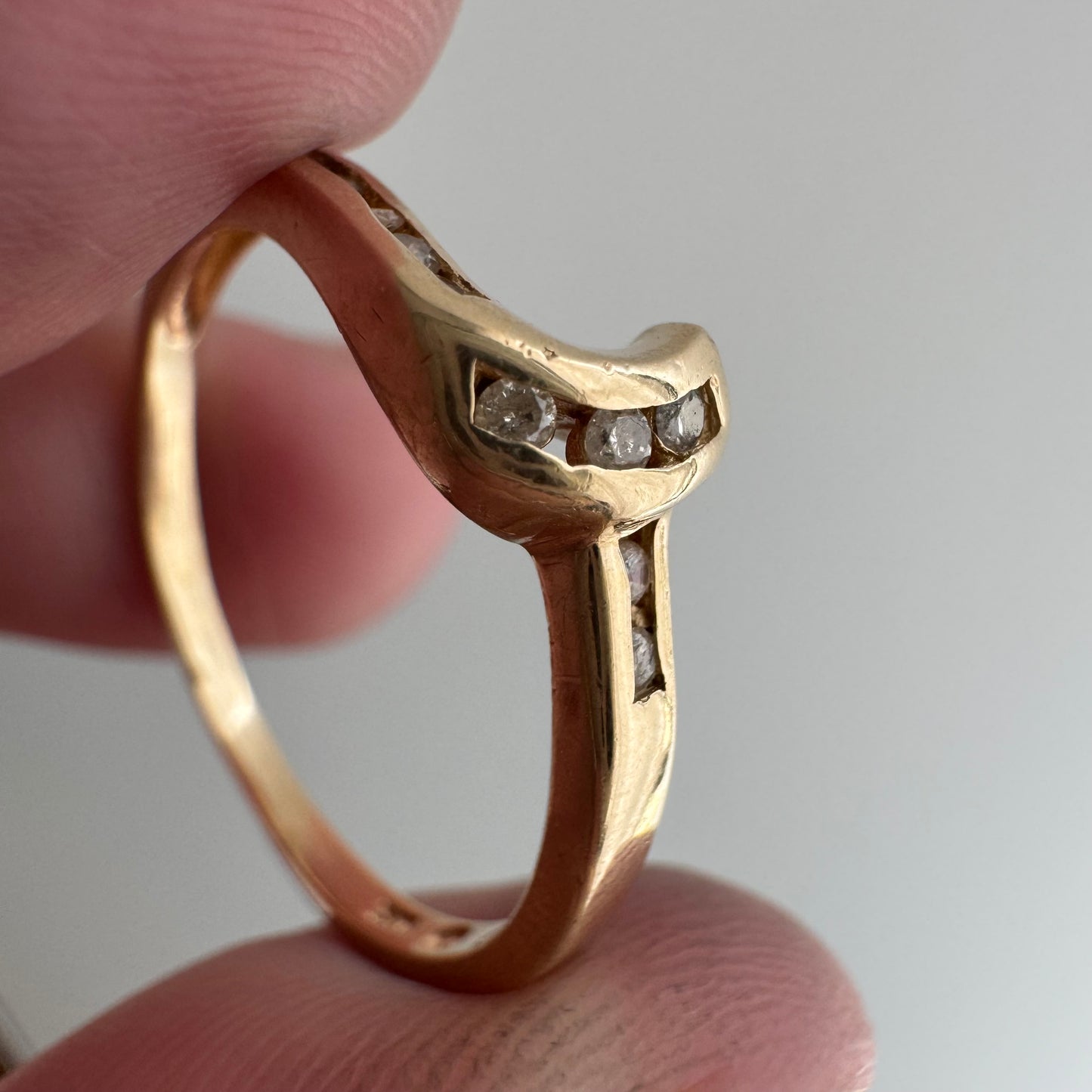 V I N T A G E // helpful hug / 10k and diamond swirly ring guard stacking band / size 8.75