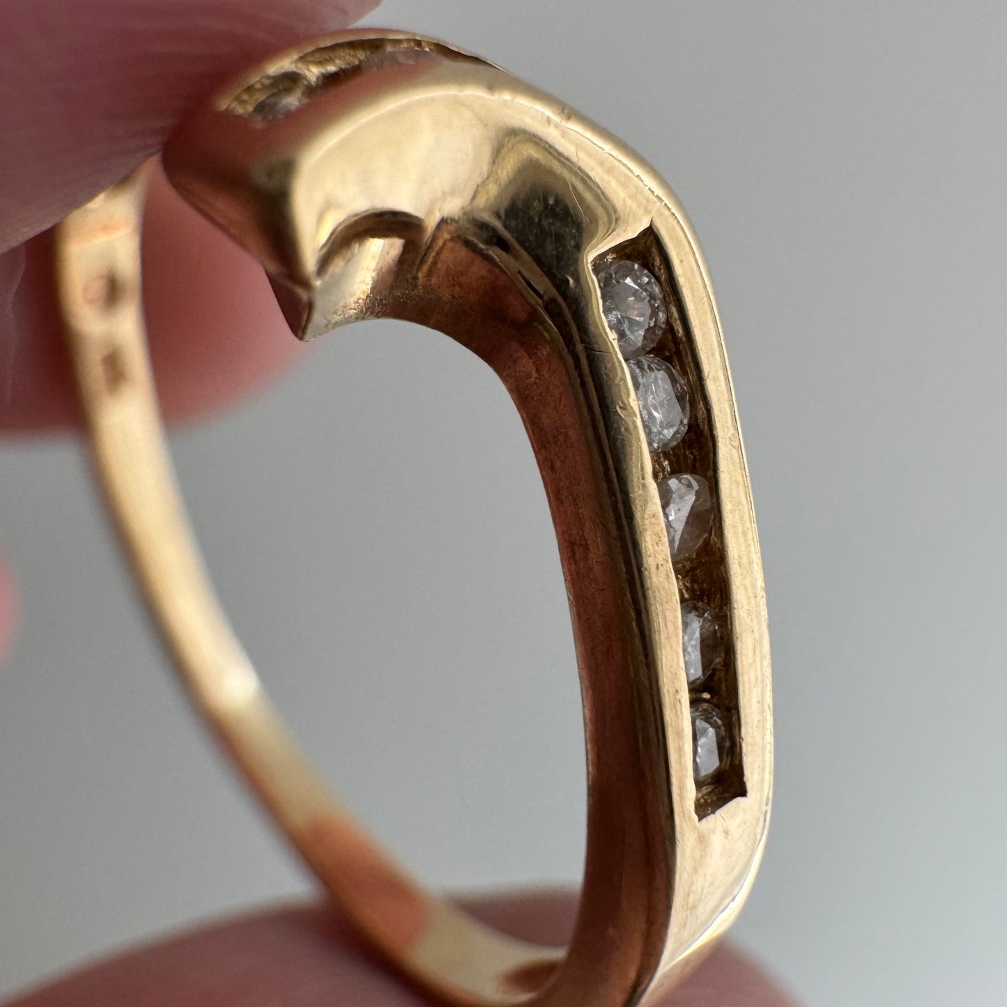 V I N T A G E // helpful hug / 10k and diamond swirly ring guard stacking band / size 8.75