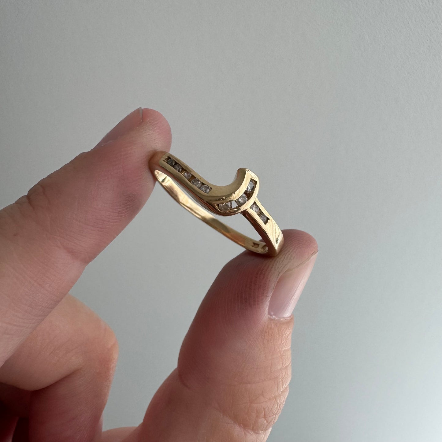 V I N T A G E // helpful hug / 10k and diamond swirly ring guard stacking band / size 8.75