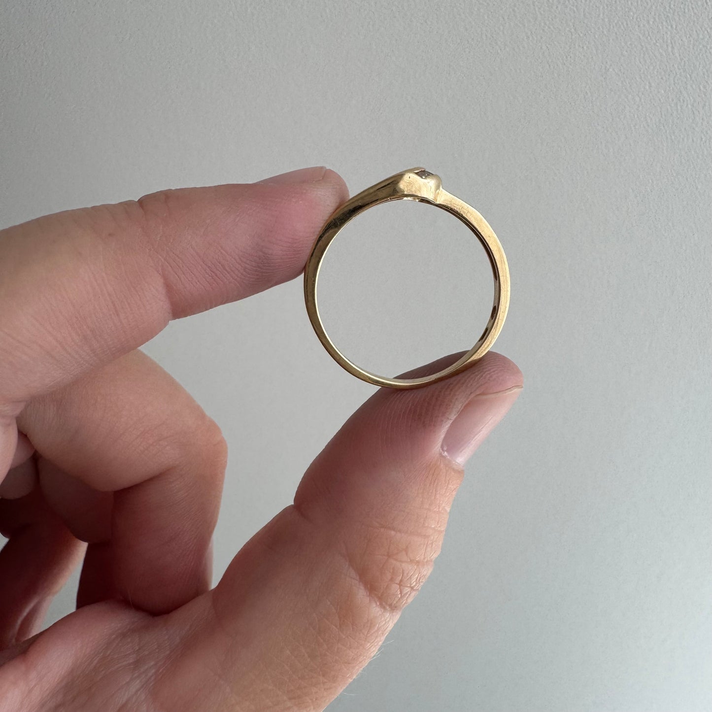 V I N T A G E // helpful hug / 10k and diamond swirly ring guard stacking band / size 8.75