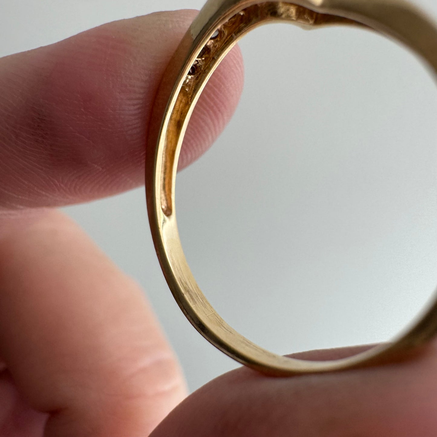 V I N T A G E // helpful hug / 10k and diamond swirly ring guard stacking band / size 8.75