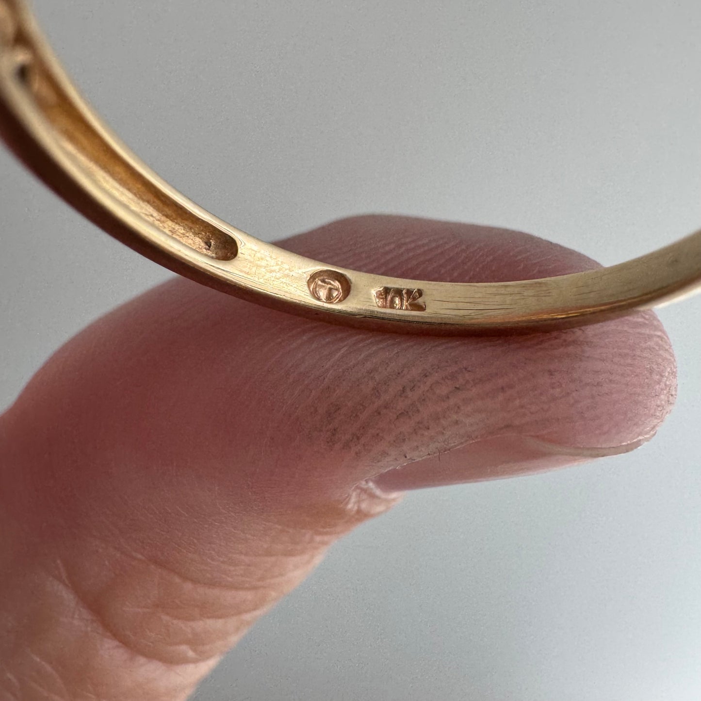 V I N T A G E // helpful hug / 10k and diamond swirly ring guard stacking band / size 8.75