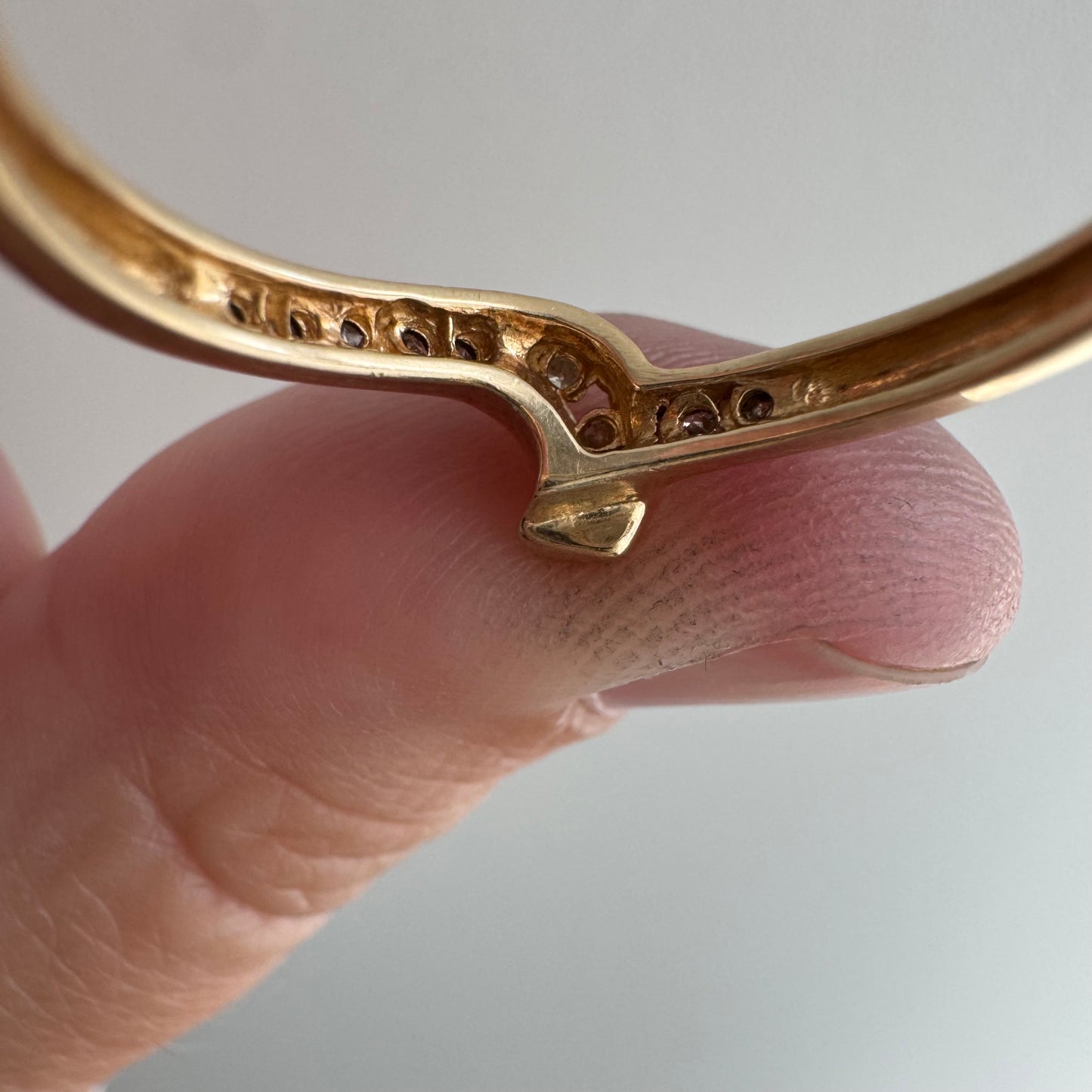 V I N T A G E // helpful hug / 10k and diamond swirly ring guard stacking band / size 8.75