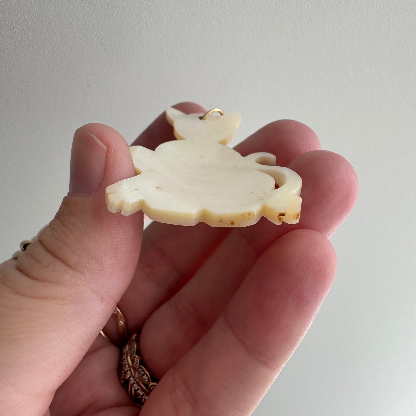 V I N T A G E // famed feline / 14k and carved mother of pearl Sphynx-like cat / a pendant