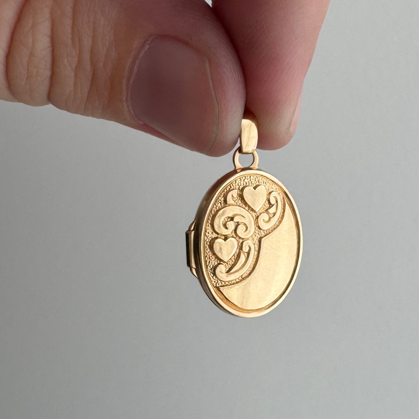 V I N T A G E // lovely memories / 14k oval locket with embossed heart and swirly details / a pendant