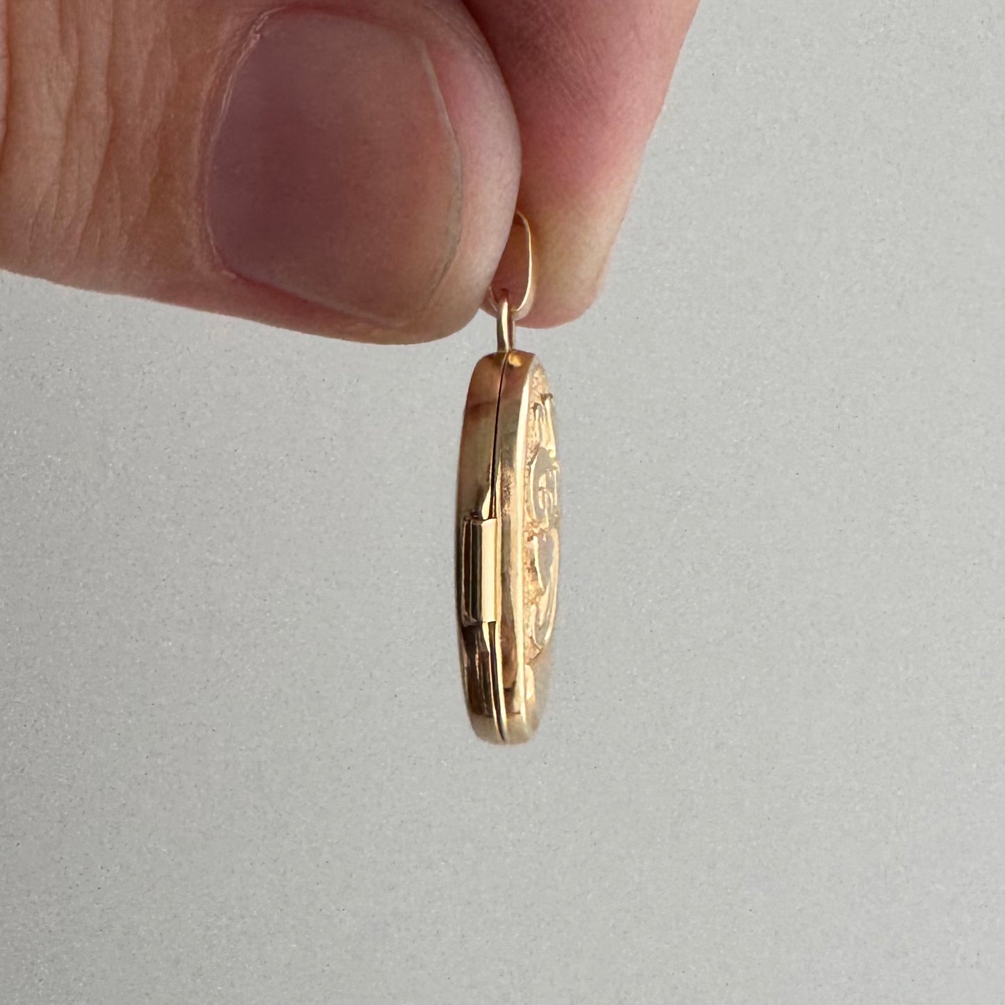 V I N T A G E // lovely memories / 14k oval locket with embossed heart and swirly details / a pendant