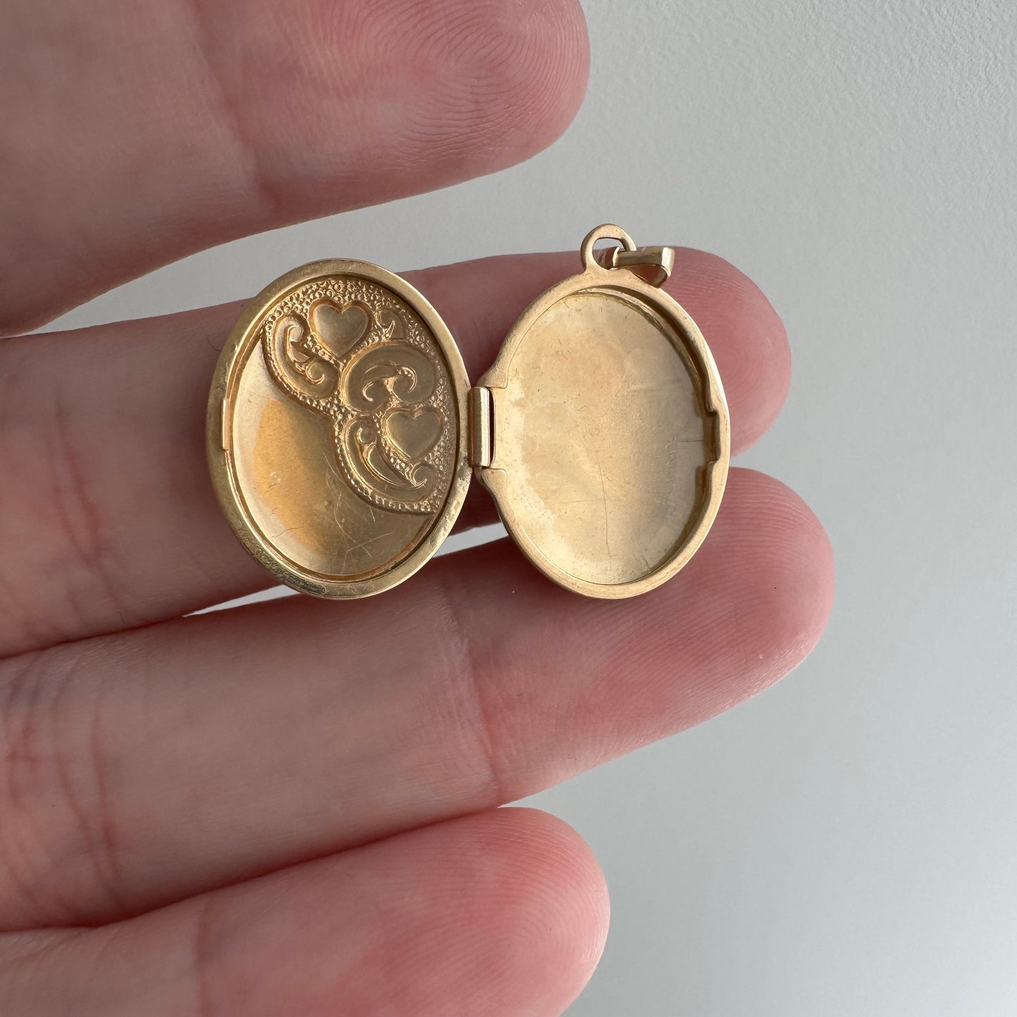 V I N T A G E // lovely memories / 14k oval locket with embossed heart and swirly details / a pendant