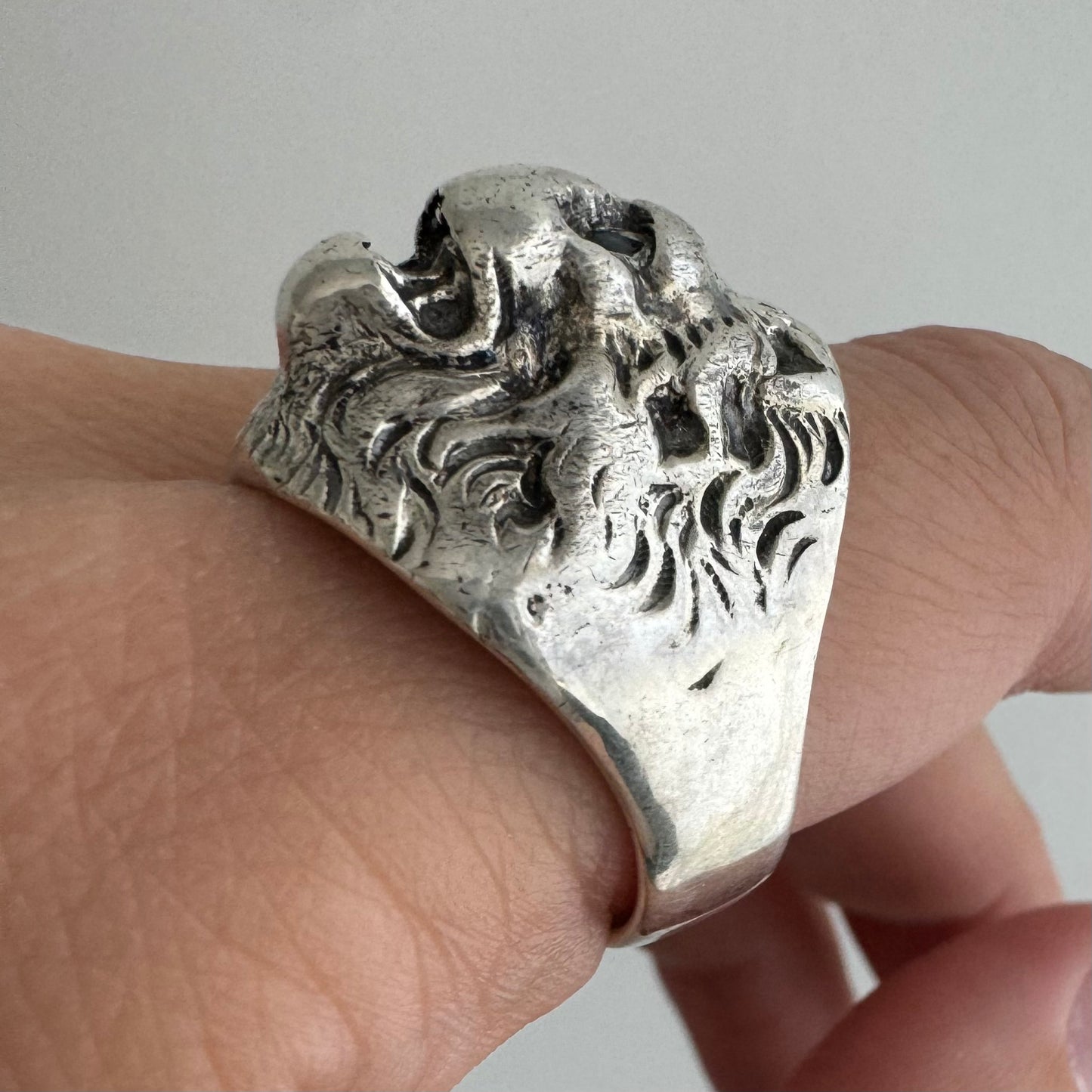 V I N T A G E // cowardly lion / sterling silver CHUNKY lion face ring / size 8.5ish