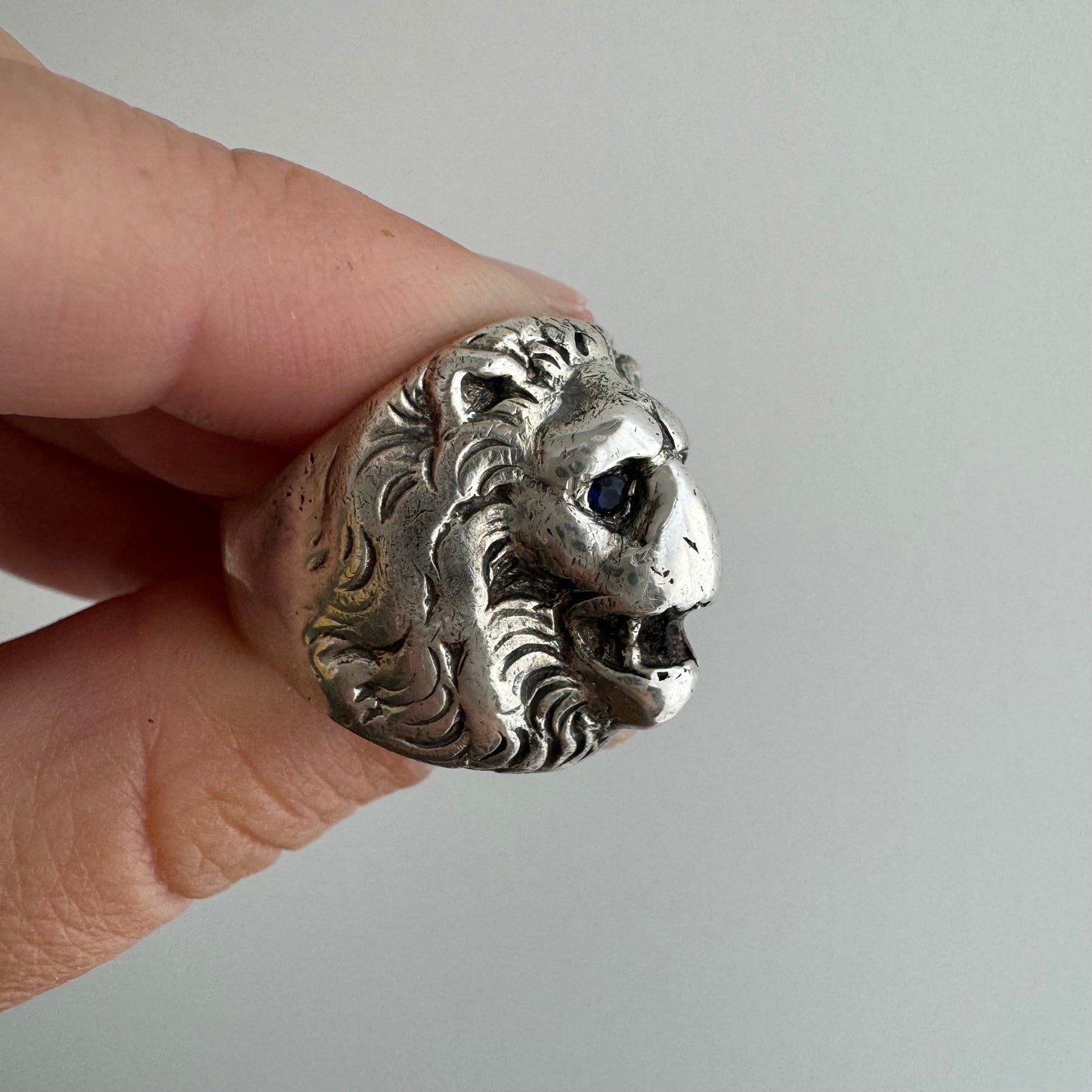 V I N T A G E // cowardly lion / sterling silver CHUNKY lion face ring / size 8.5ish