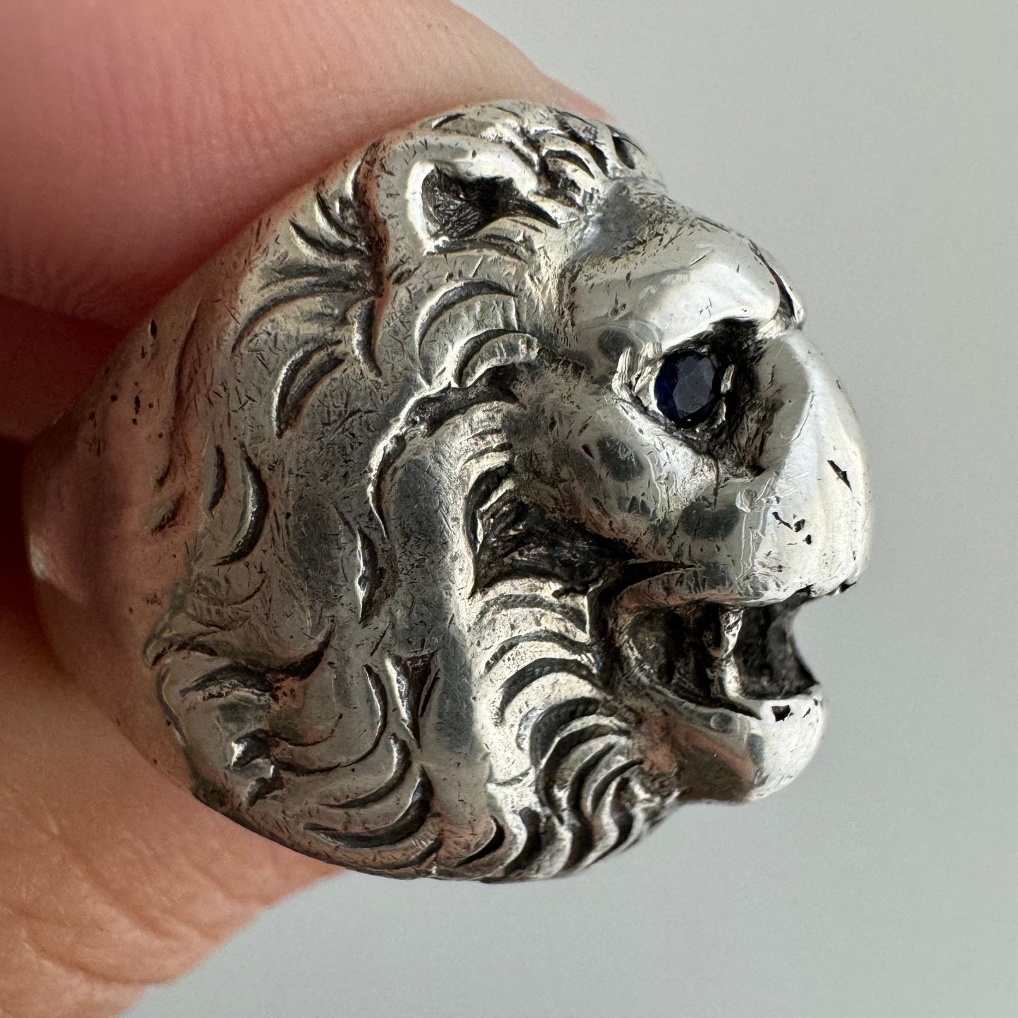 V I N T A G E // cowardly lion / sterling silver CHUNKY lion face ring / size 8.5ish