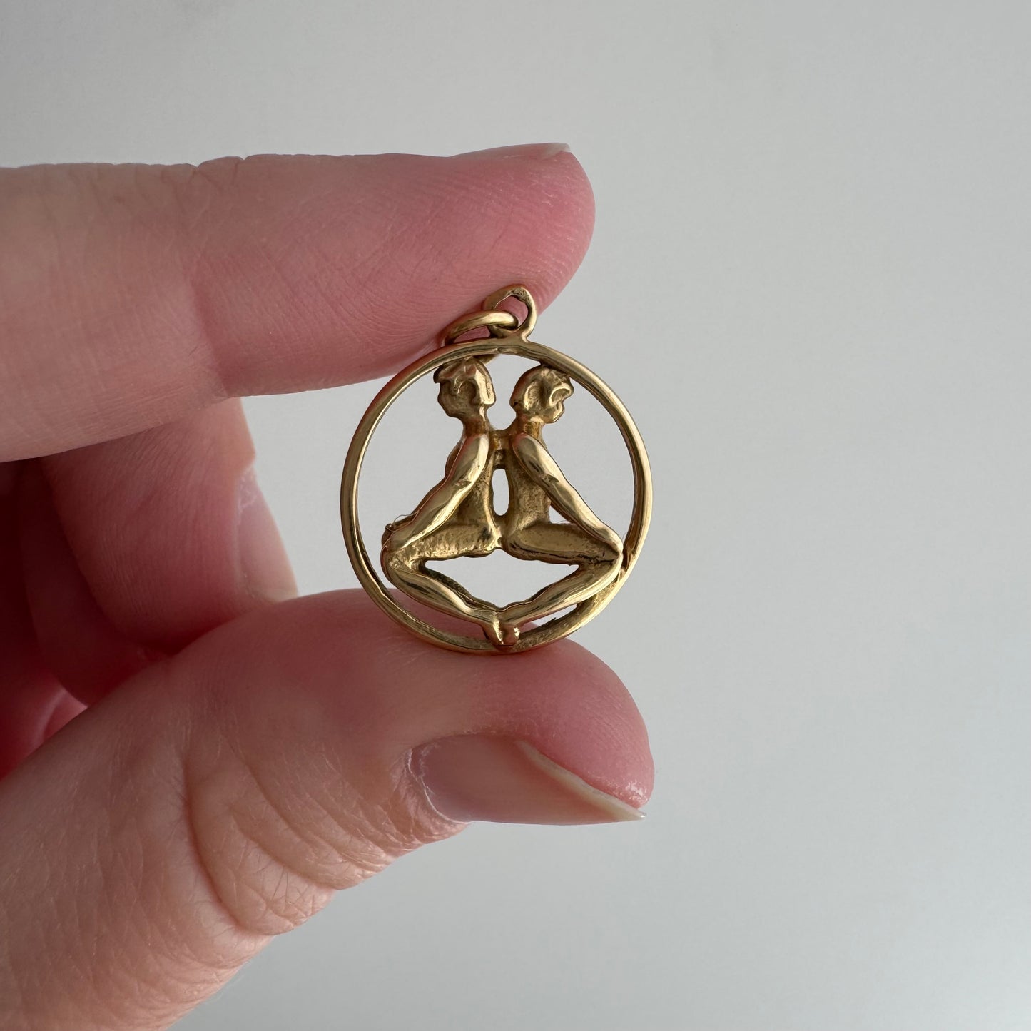 V I N T A G E // twin balance / 14k yellow gold 3D Gemini twins zodiac / a pendant
