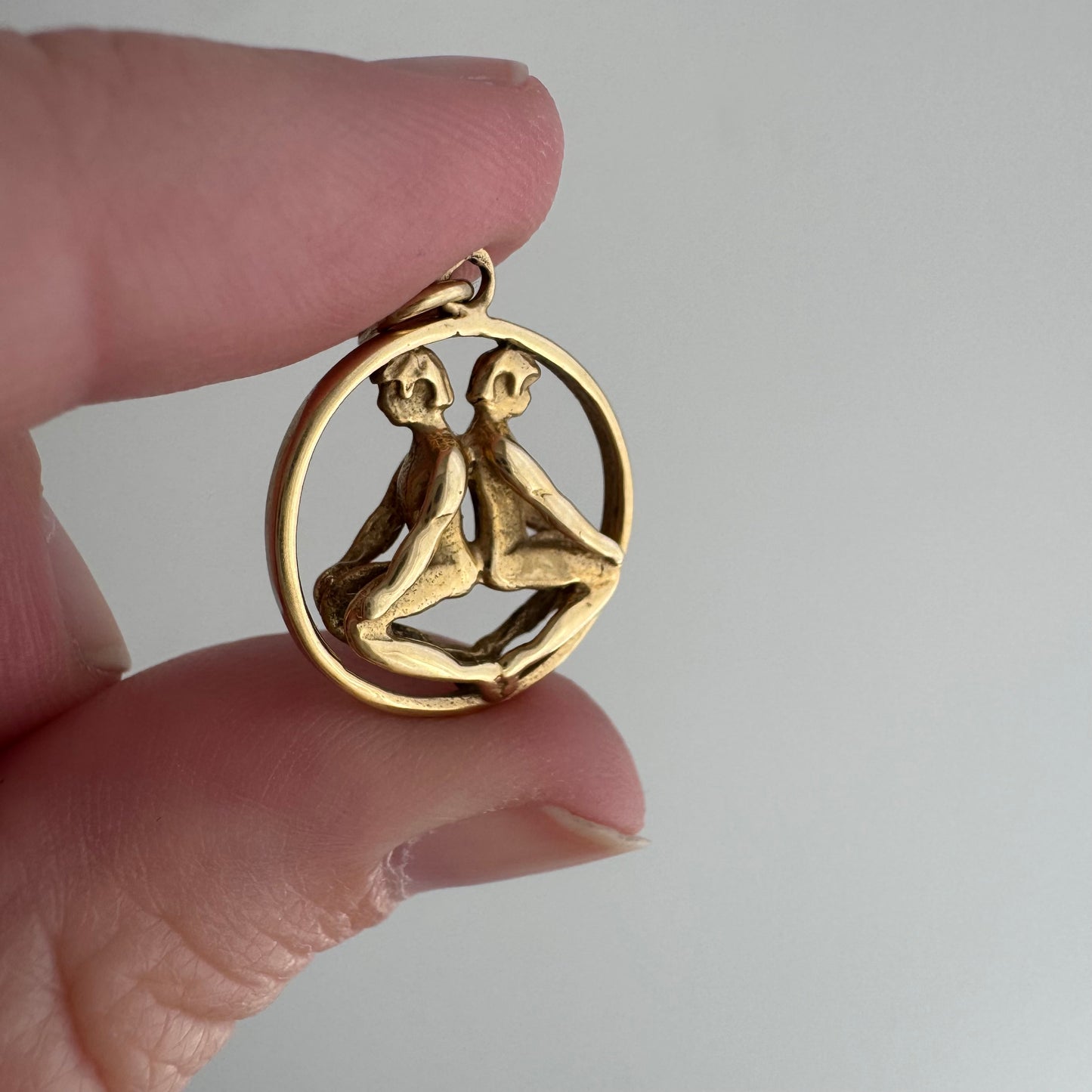 V I N T A G E // twin balance / 14k yellow gold 3D Gemini twins zodiac / a pendant