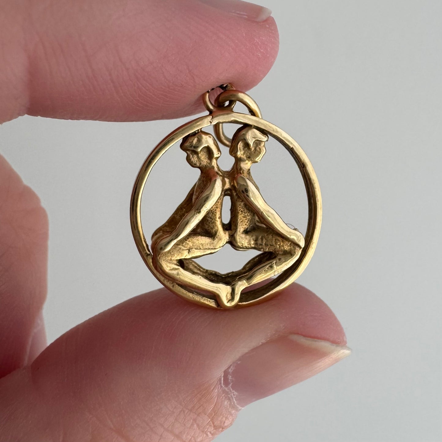 V I N T A G E // twin balance / 14k yellow gold 3D Gemini twins zodiac / a pendant