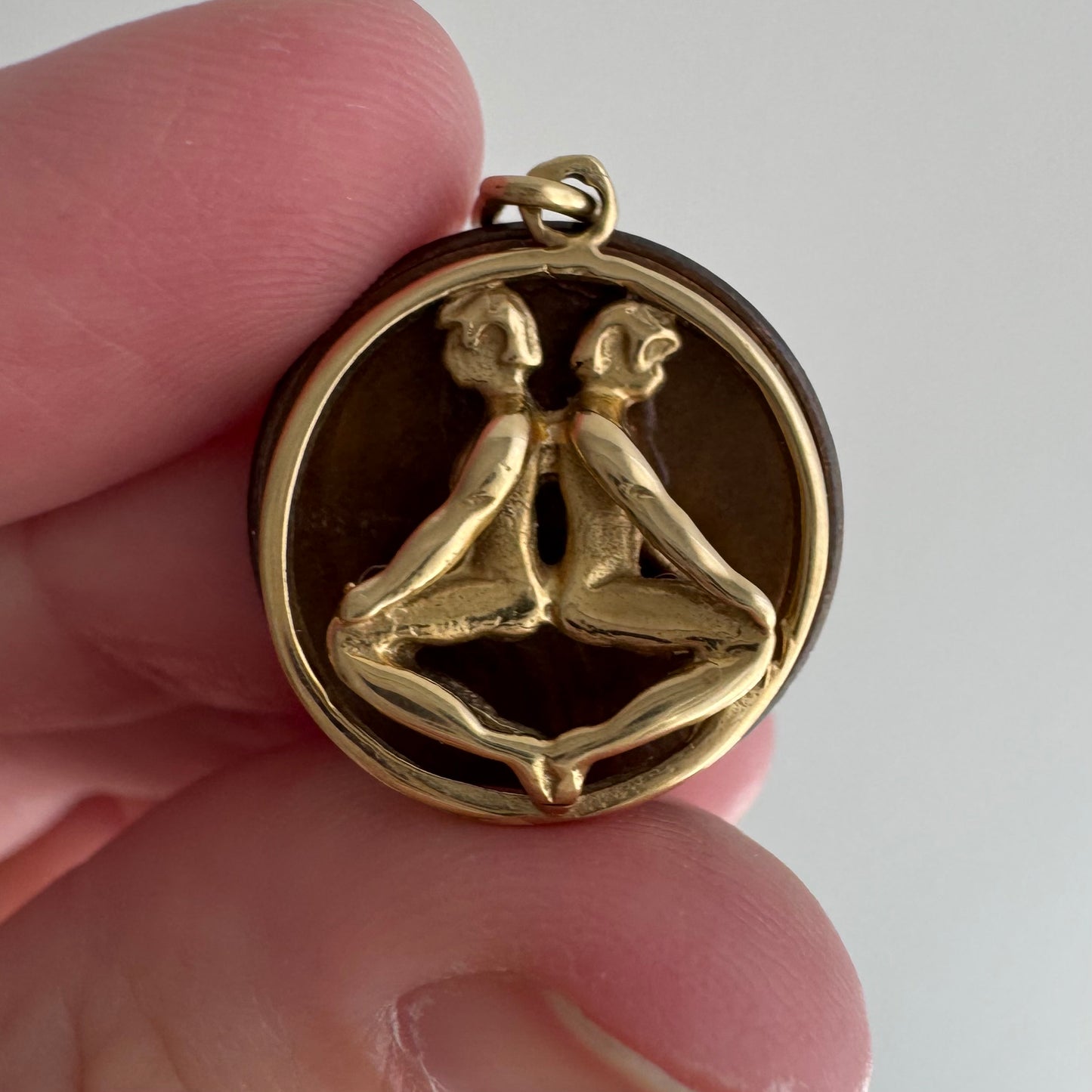 V I N T A G E // twin balance / 14k yellow gold 3D Gemini twins zodiac / a pendant