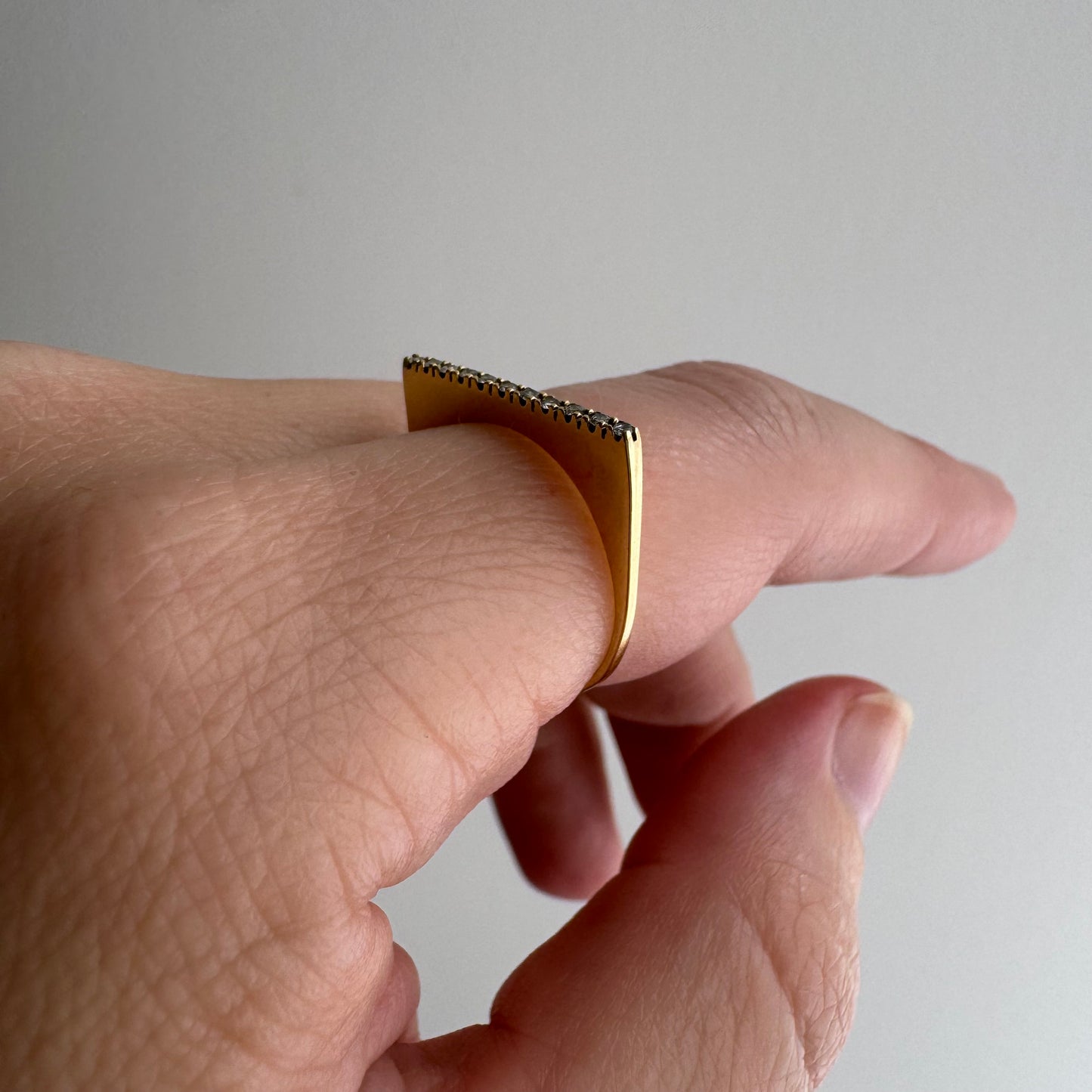 V I N T A G E // shape play / 18k squared flat top pipe cut skinny stacking diamond half eternity band / size 5.75