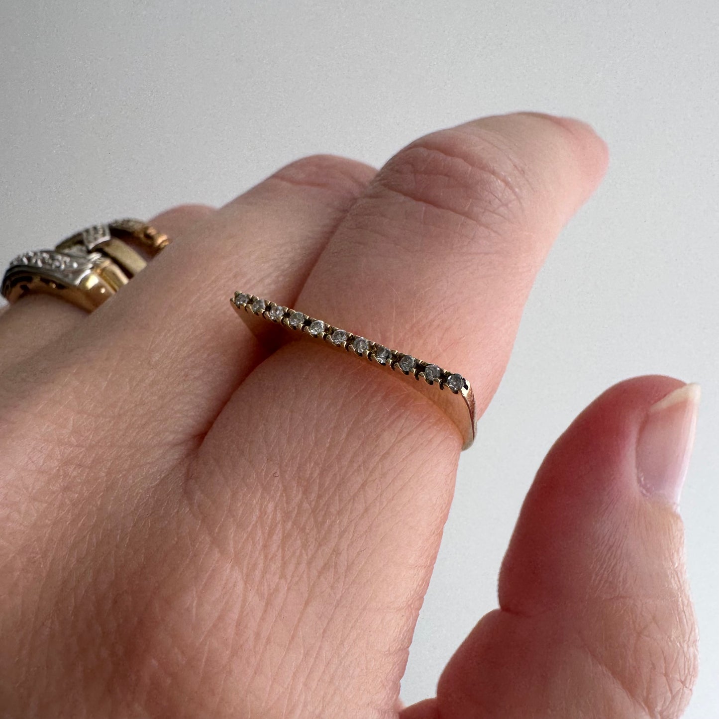 V I N T A G E // shape play / 18k squared flat top pipe cut skinny stacking diamond half eternity band / size 5.75