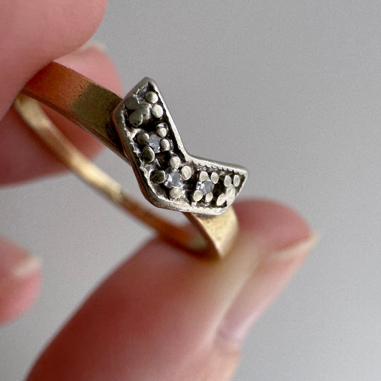 V I N T A G E // directionality / 14k yellow and white gold chevron stacking ring jacket with diamonds / size 6