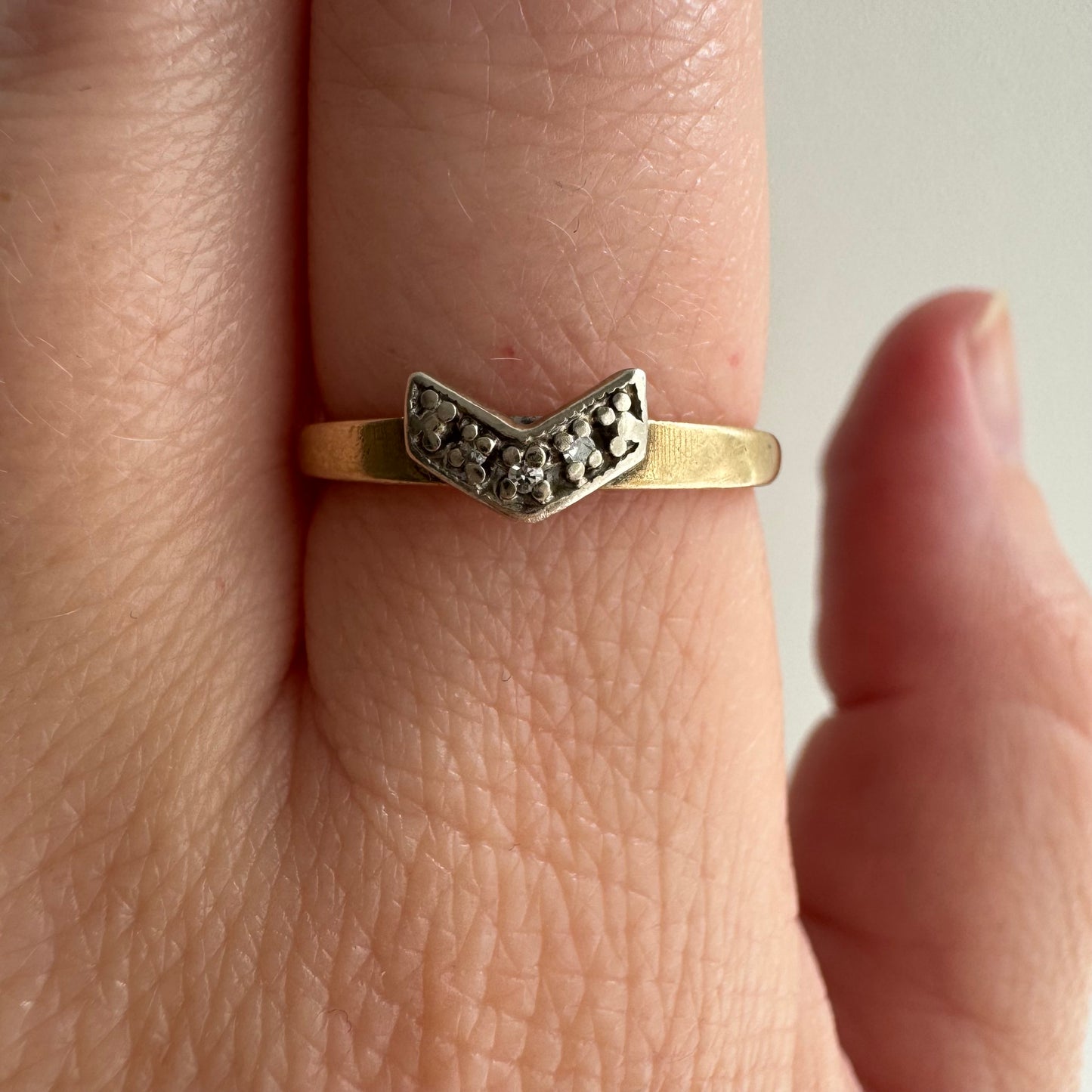 V I N T A G E // directionality / 14k yellow and white gold chevron stacking ring jacket with diamonds / size 6