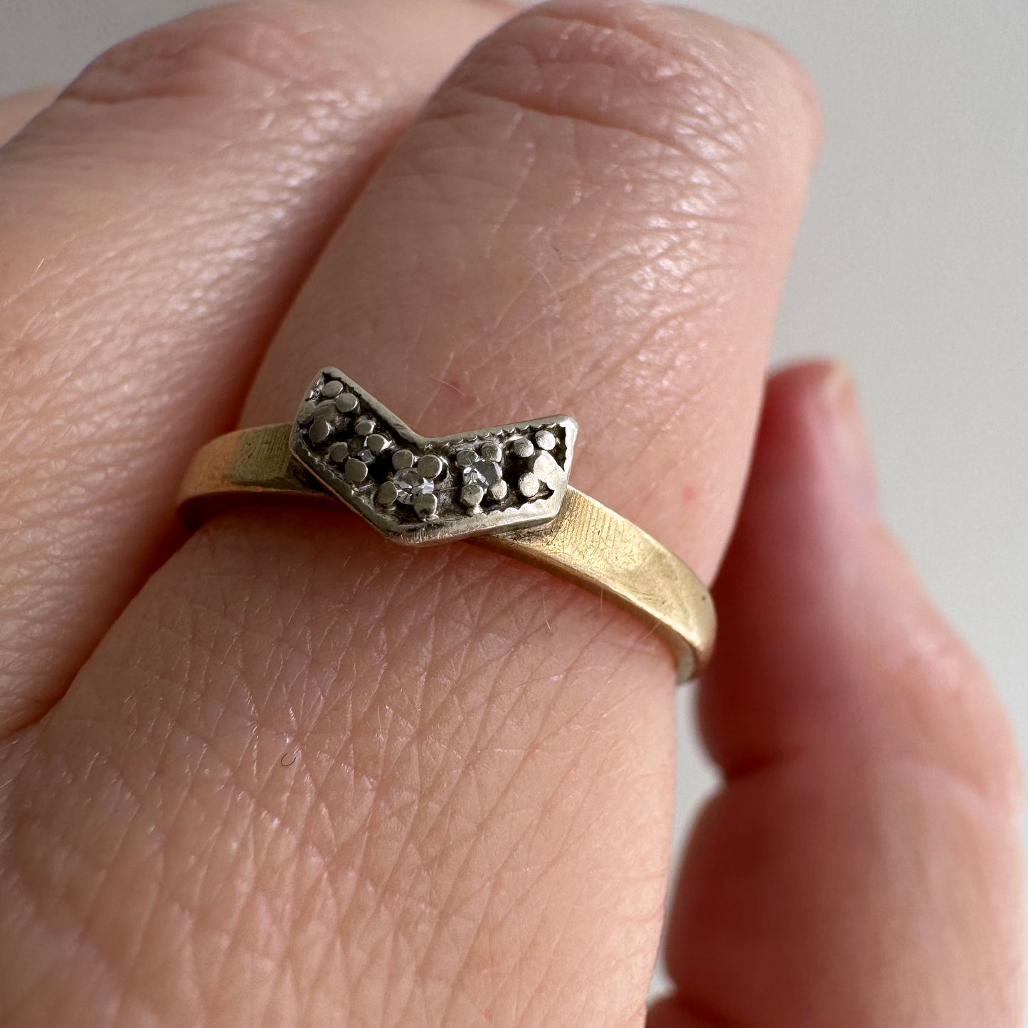 V I N T A G E // directionality / 14k yellow and white gold chevron stacking ring jacket with diamonds / size 6