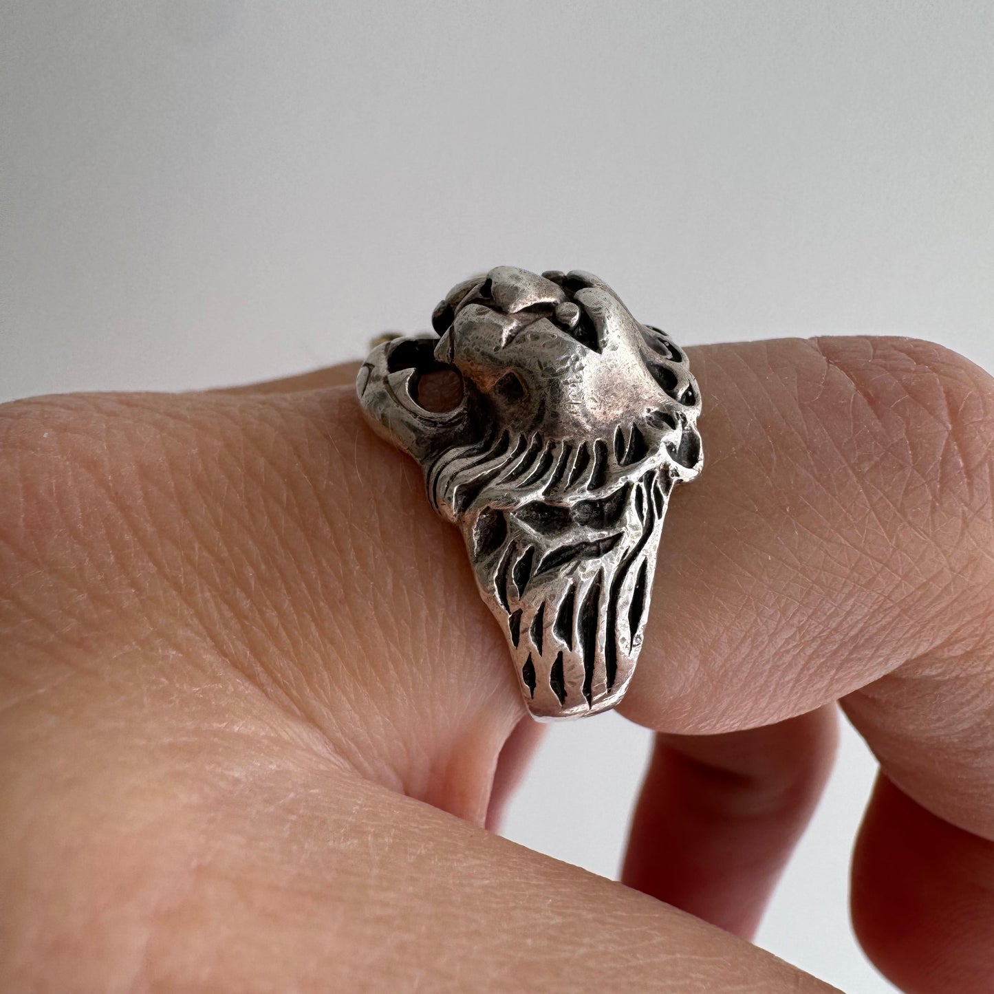 V I N T A G E // unusual roar / sterling silver lion face ring / size 5.75+