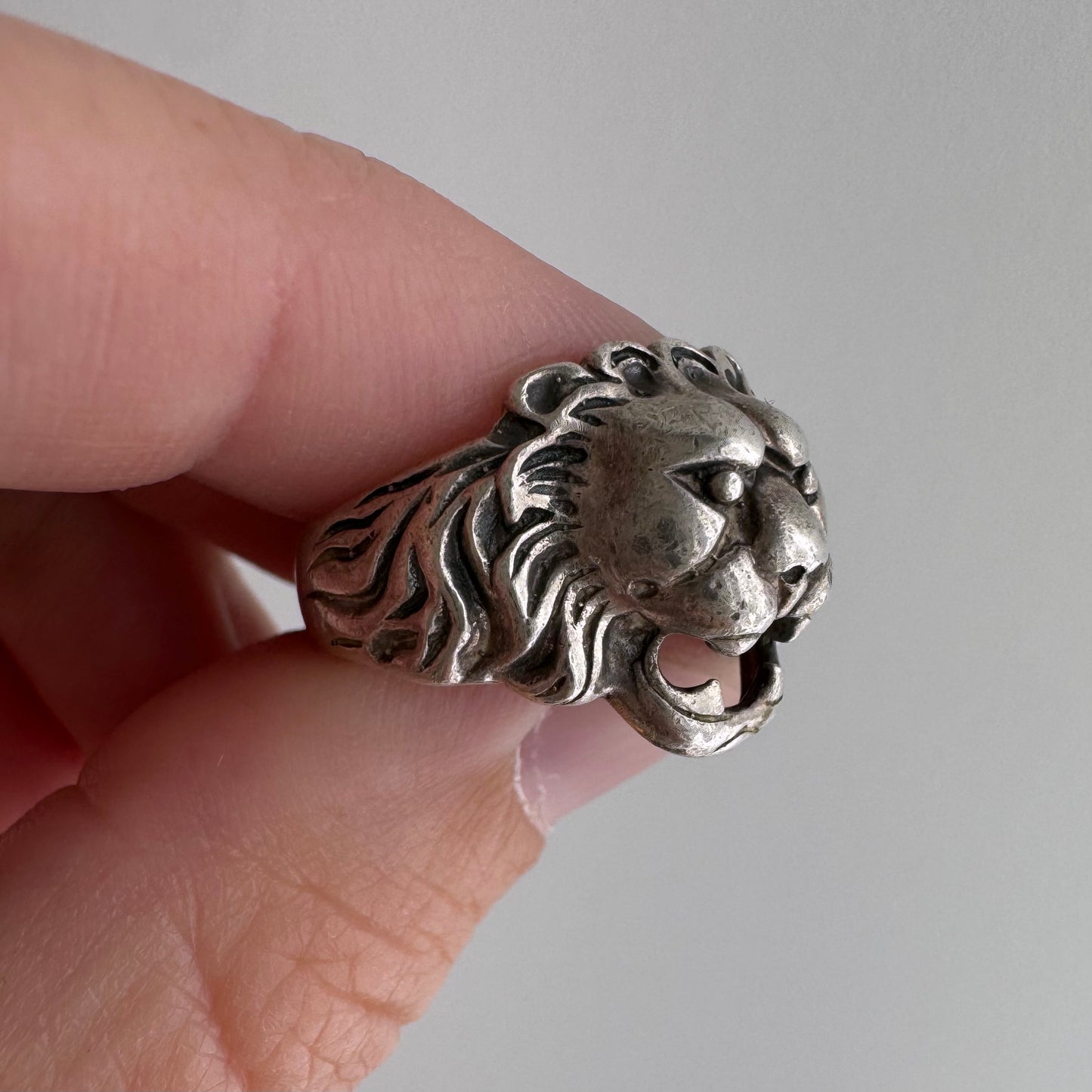 V I N T A G E // unusual roar / sterling silver lion face ring / size 5.75+