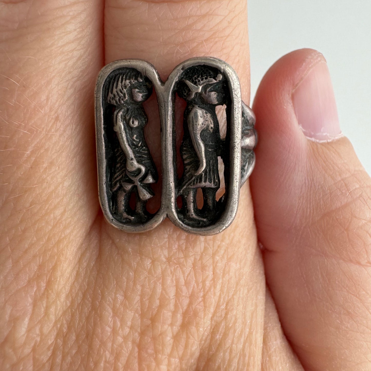 V I N T A G E // dynamic duo / sterling silver Egyptian figures signet / size 7.25