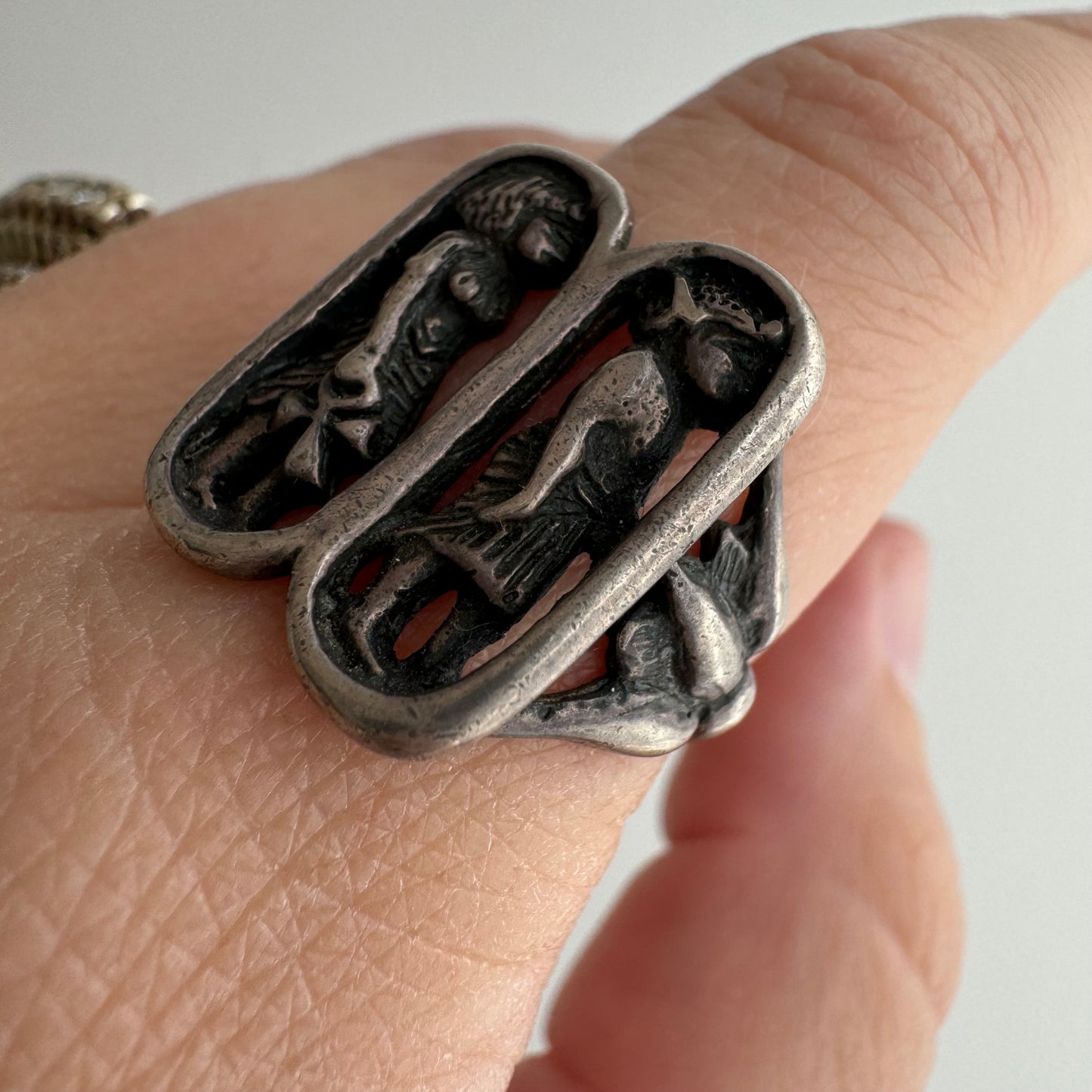 V I N T A G E // dynamic duo / sterling silver Egyptian figures signet / size 7.25