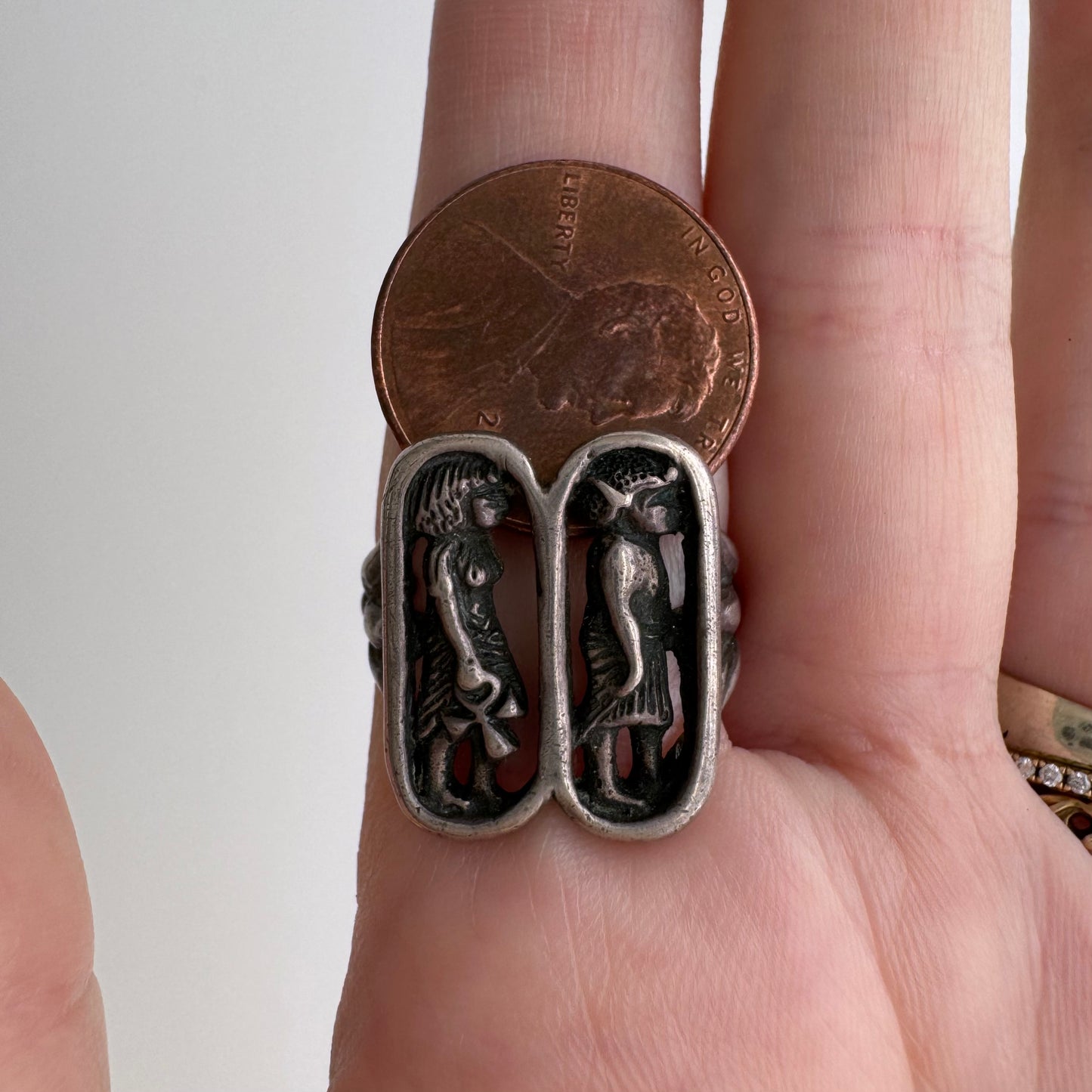 V I N T A G E // dynamic duo / sterling silver Egyptian figures signet / size 7.25