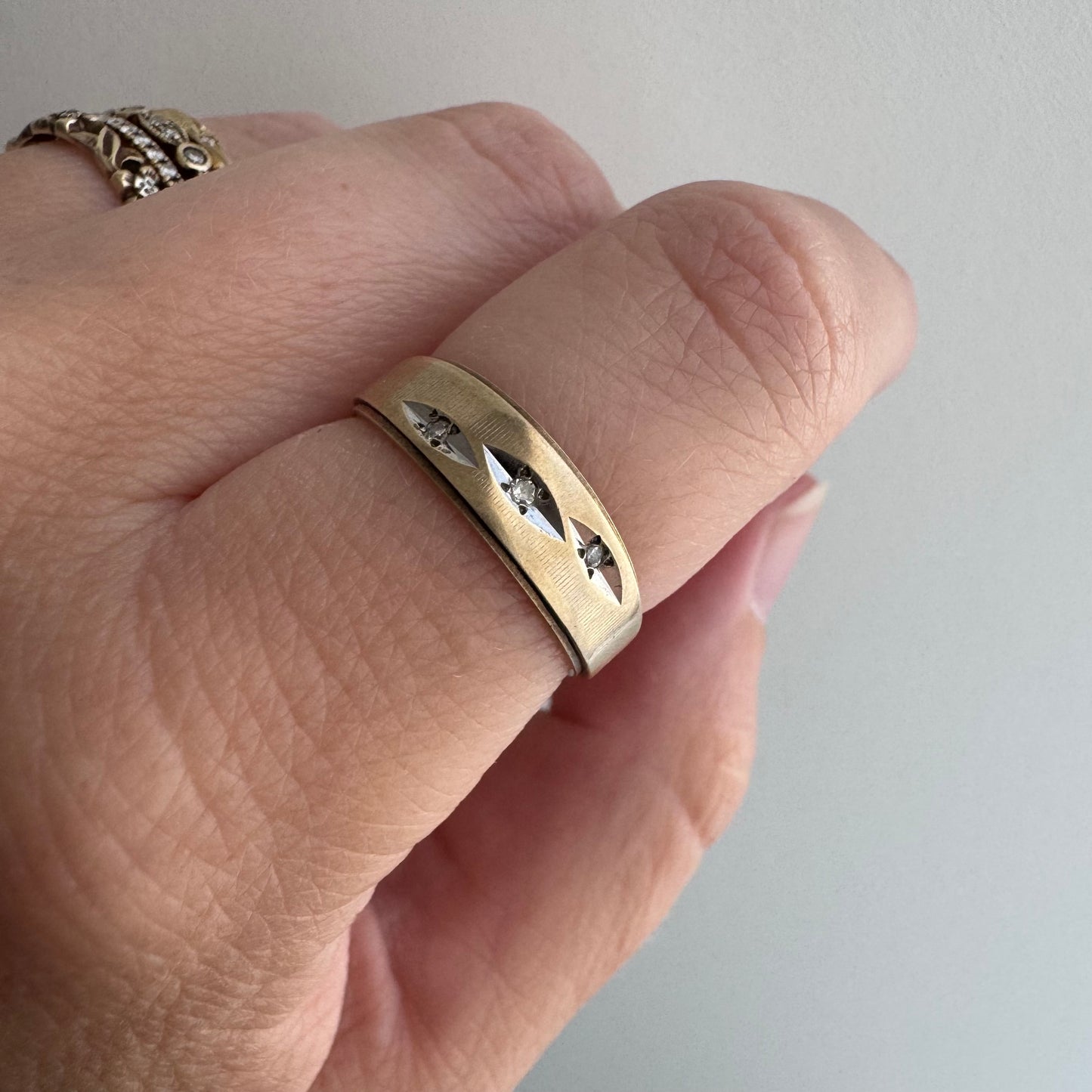 V I N T A G E // they come in peace / 10k and diamond flying saucer tapered band / size 6