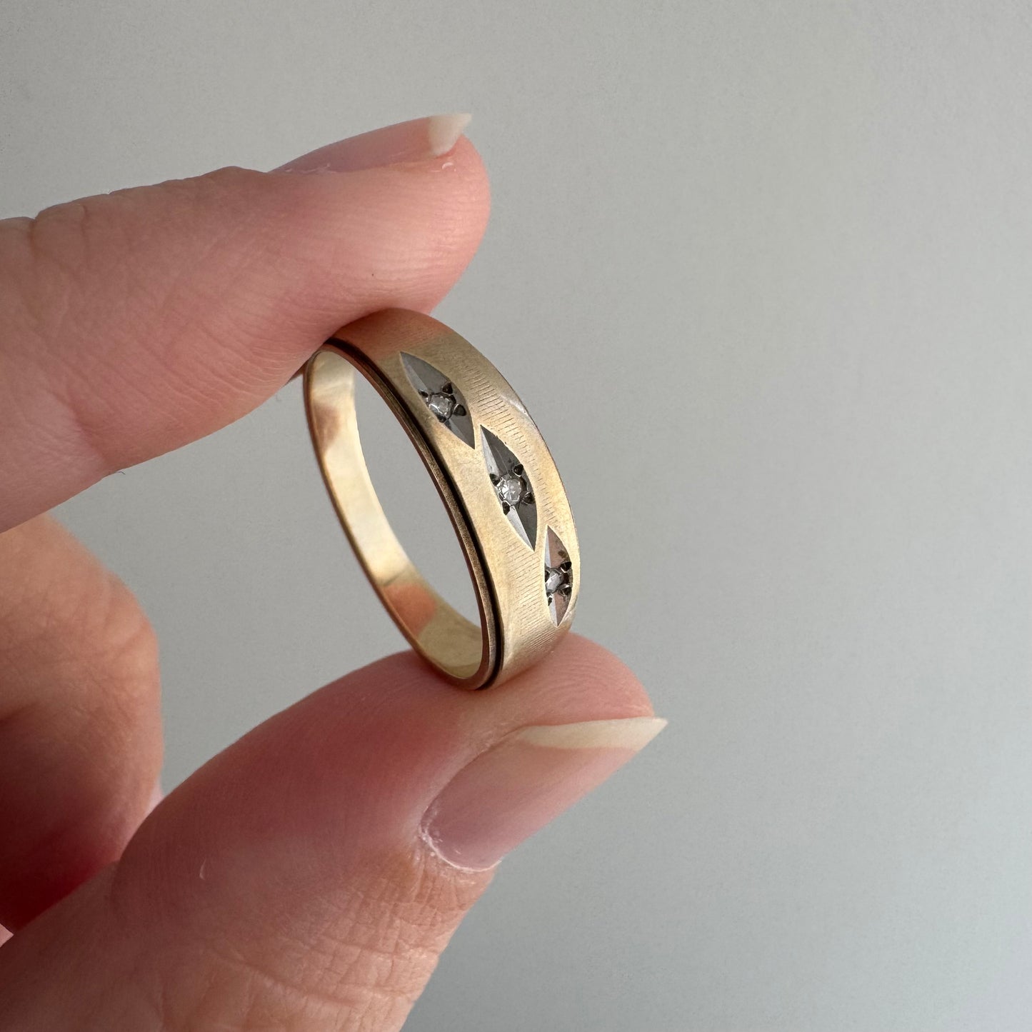 V I N T A G E // they come in peace / 10k and diamond flying saucer tapered band / size 6