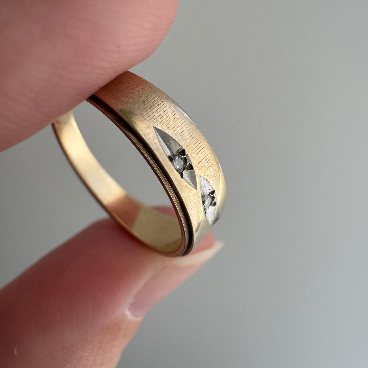 V I N T A G E // they come in peace / 10k and diamond flying saucer tapered band / size 6