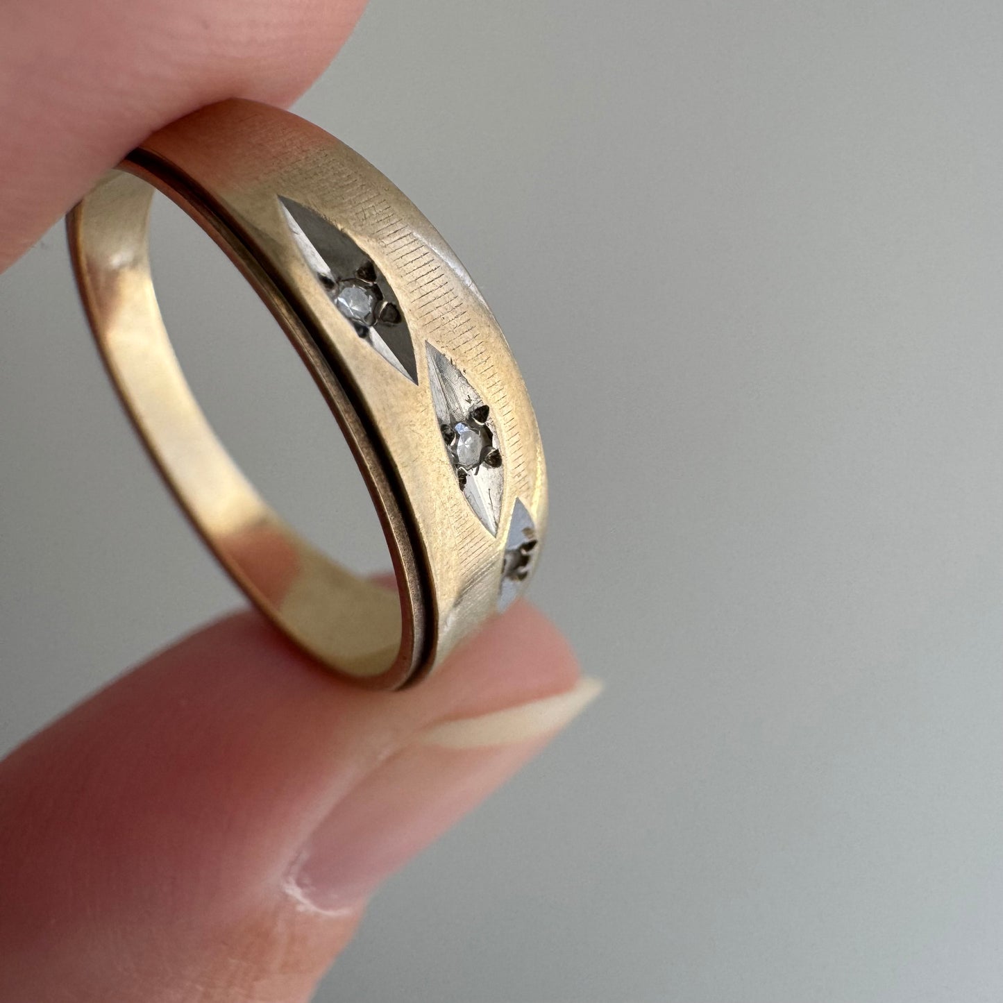 V I N T A G E // they come in peace / 10k and diamond flying saucer tapered band / size 6