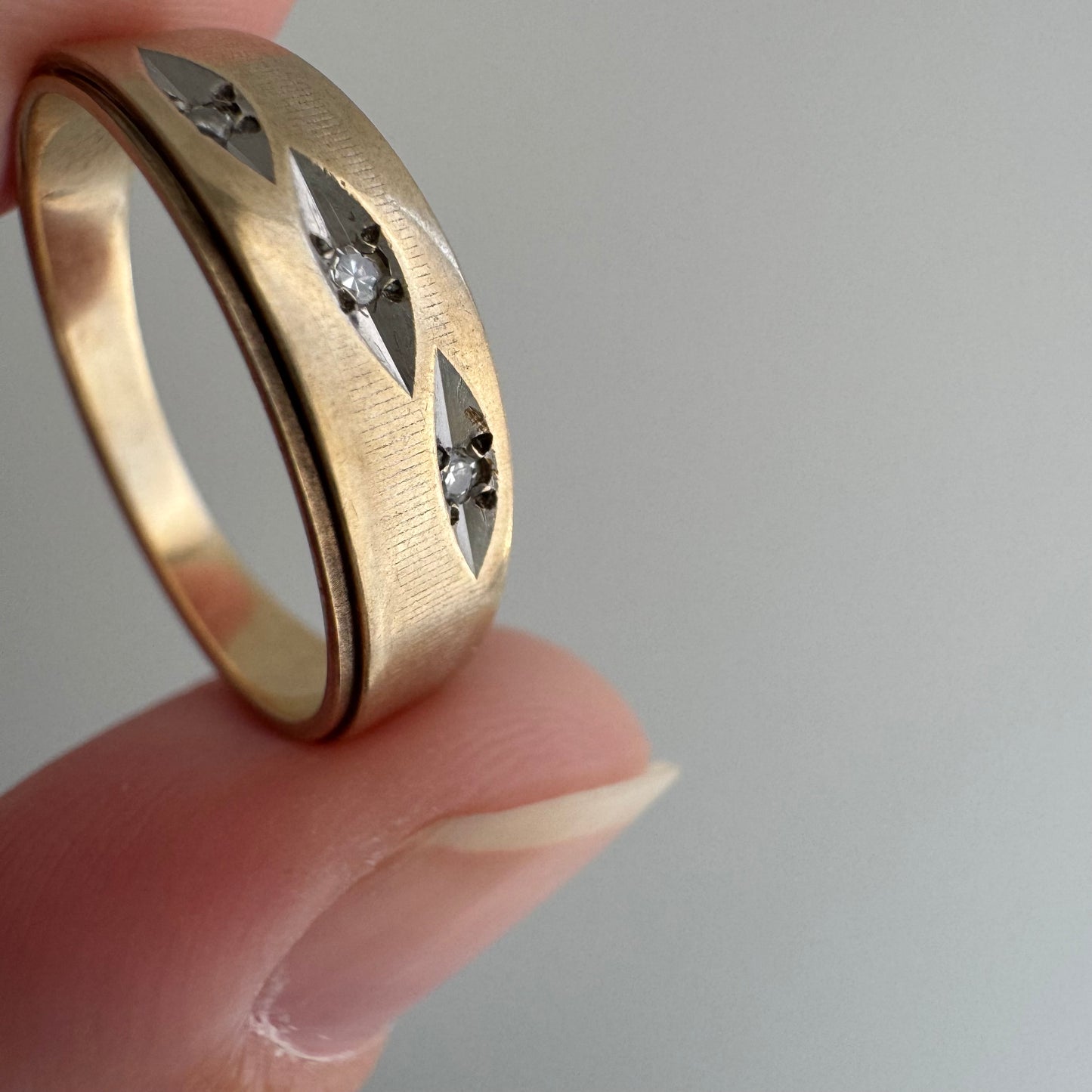 V I N T A G E // they come in peace / 10k and diamond flying saucer tapered band / size 6