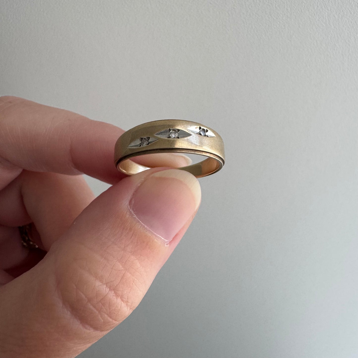 V I N T A G E // they come in peace / 10k and diamond flying saucer tapered band / size 6