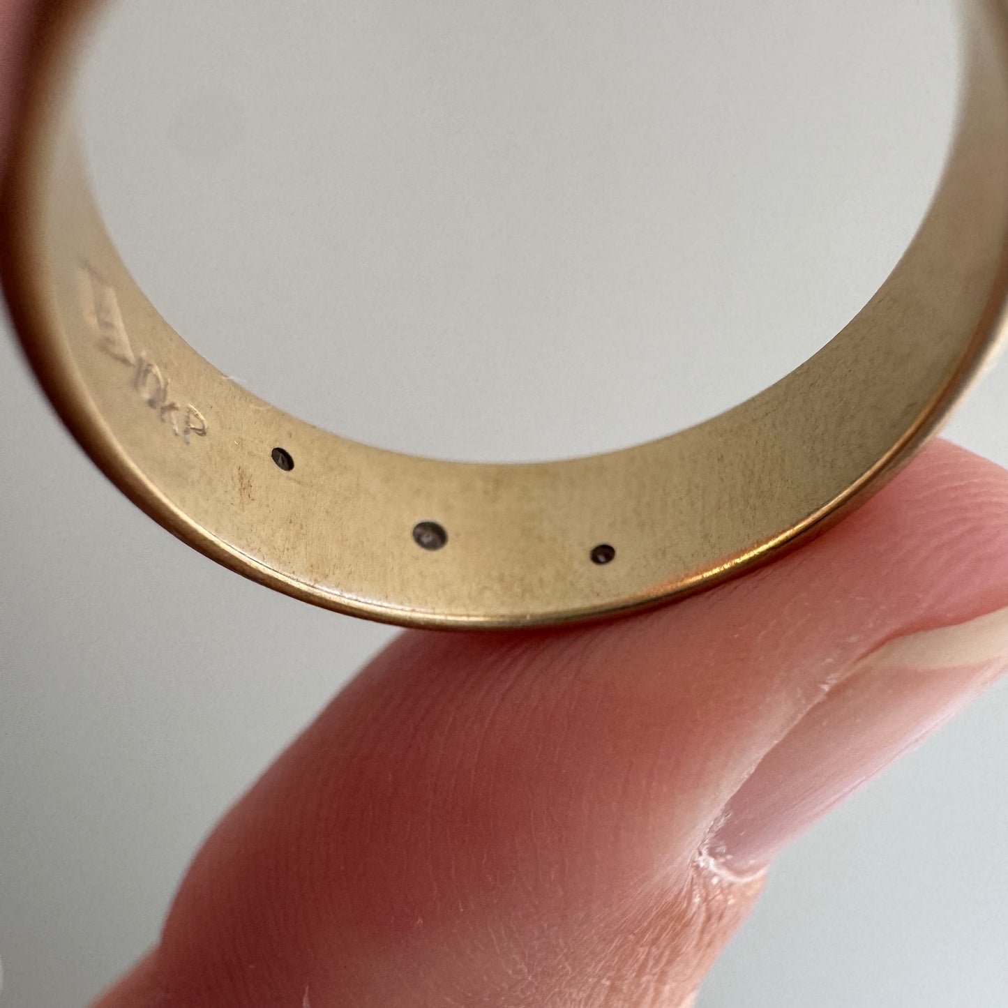 V I N T A G E // they come in peace / 10k and diamond flying saucer tapered band / size 6