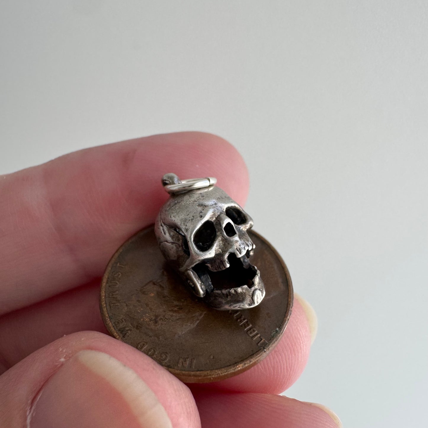 V I N T A G E // 1940s magic / sterling silver articulated skull charm