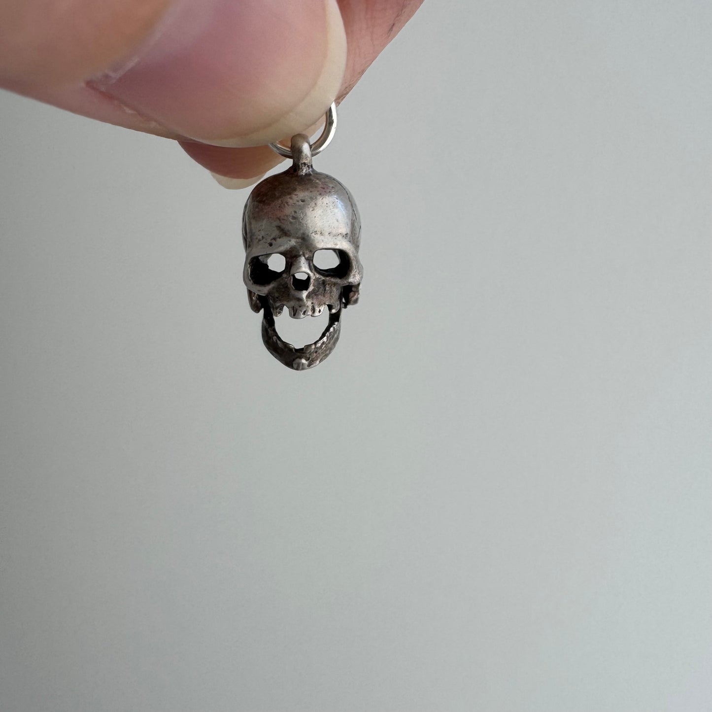 V I N T A G E // 1940s magic / sterling silver articulated skull charm