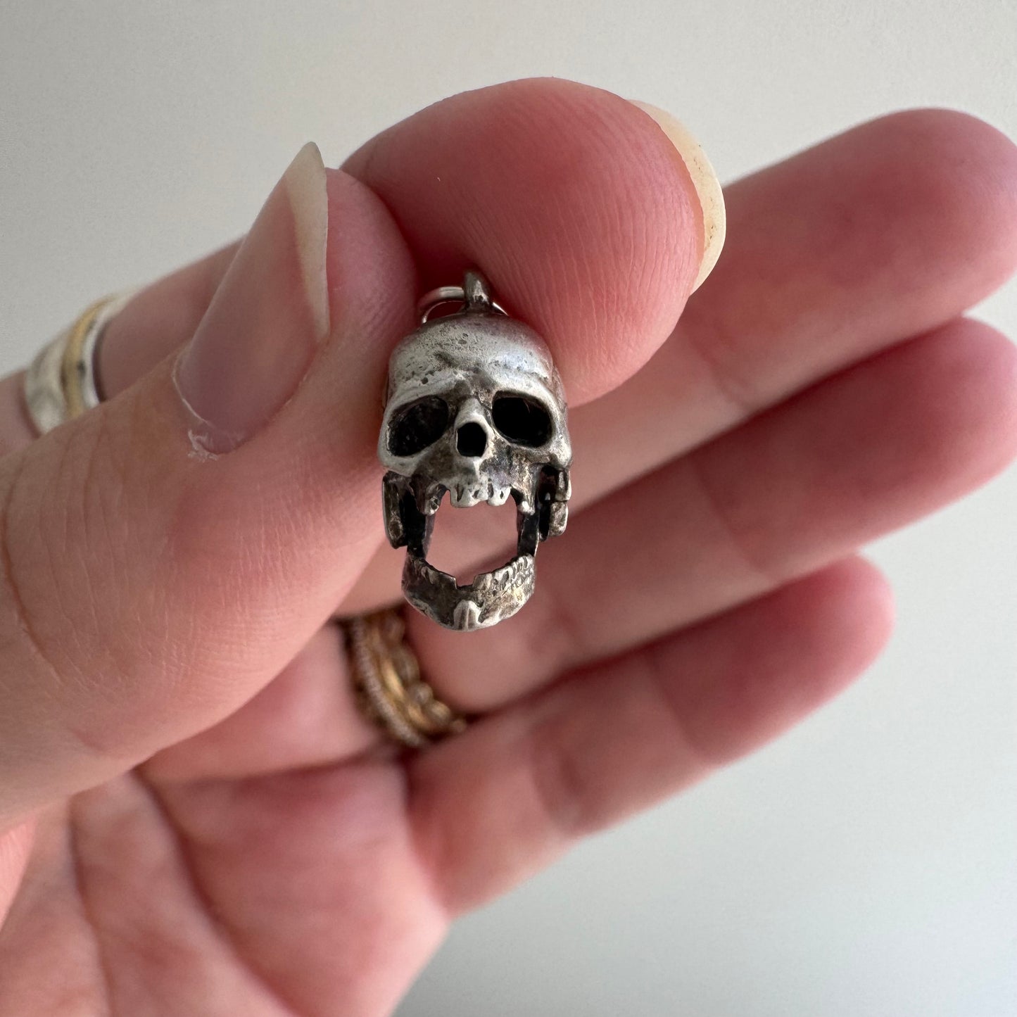 V I N T A G E // 1940s magic / sterling silver articulated skull charm