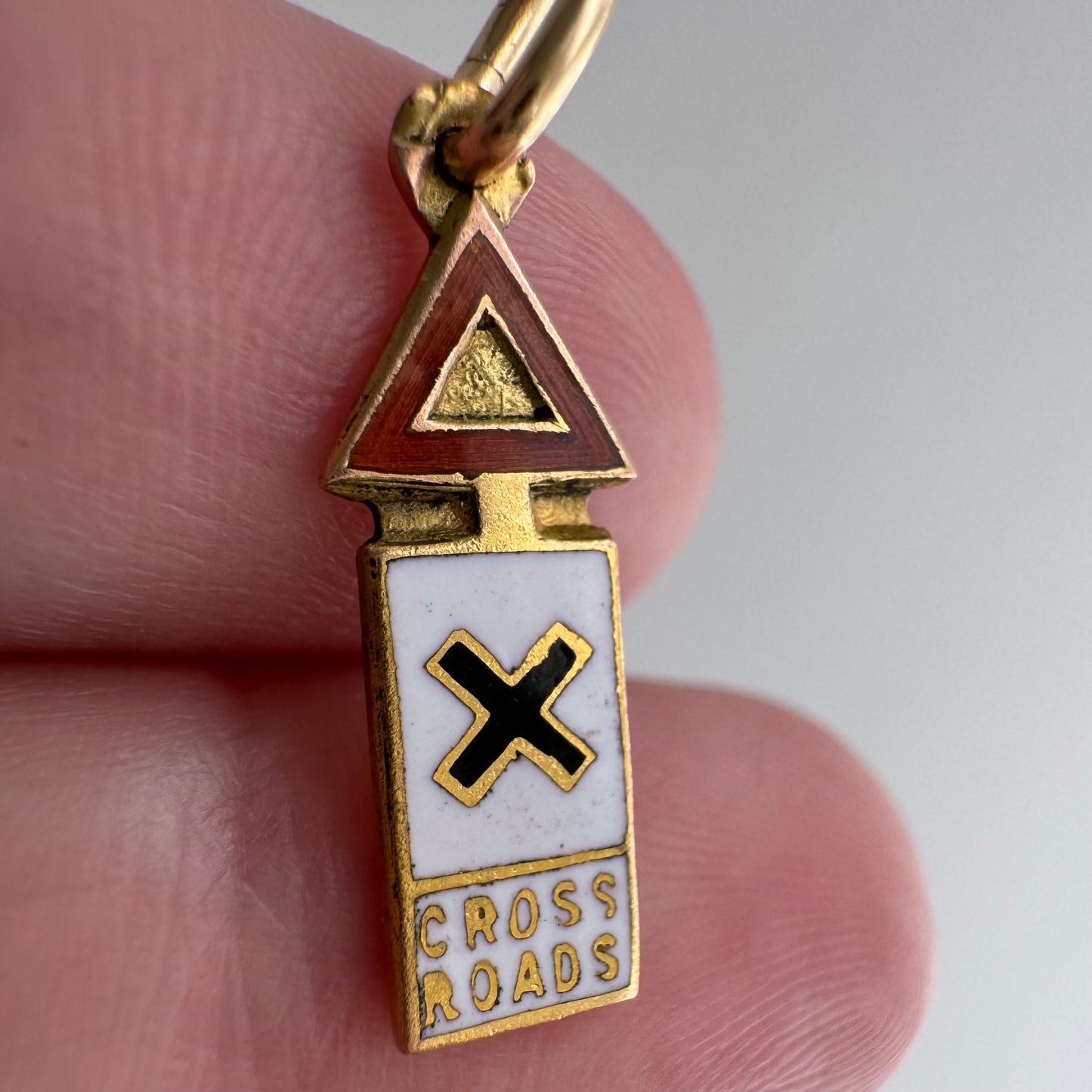 V I N T A G E // at a crossroads / 9k and enamel crossroads sign / a charm or pendant