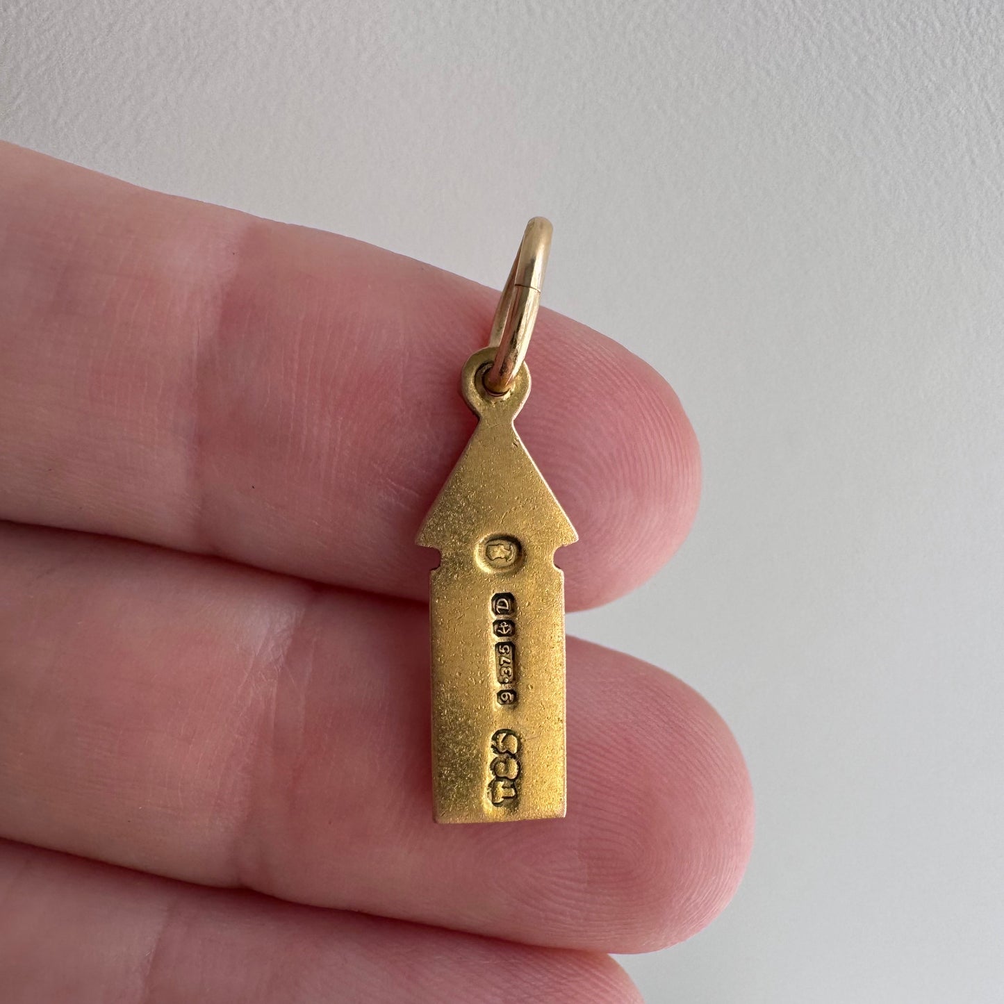 V I N T A G E // at a crossroads / 9k and enamel crossroads sign / a charm or pendant