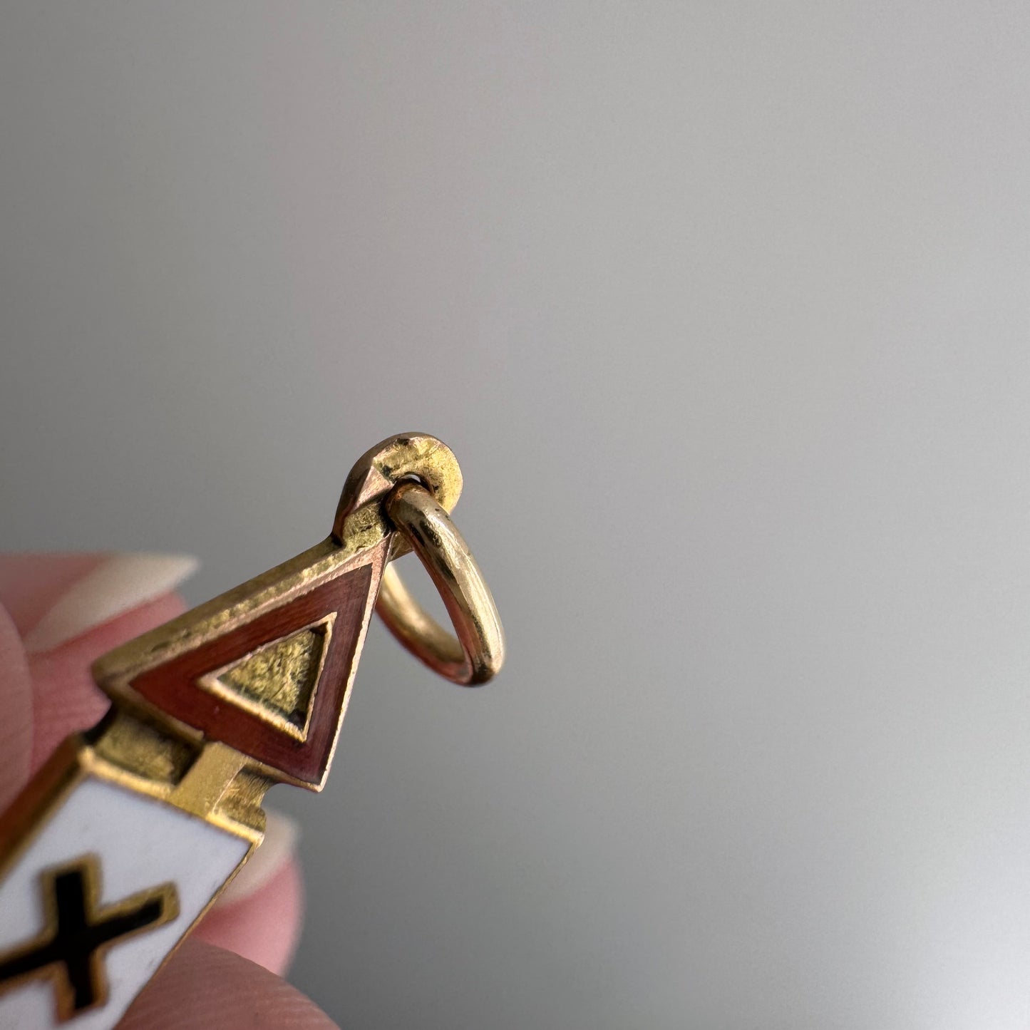 V I N T A G E // at a crossroads / 9k and enamel crossroads sign / a charm or pendant