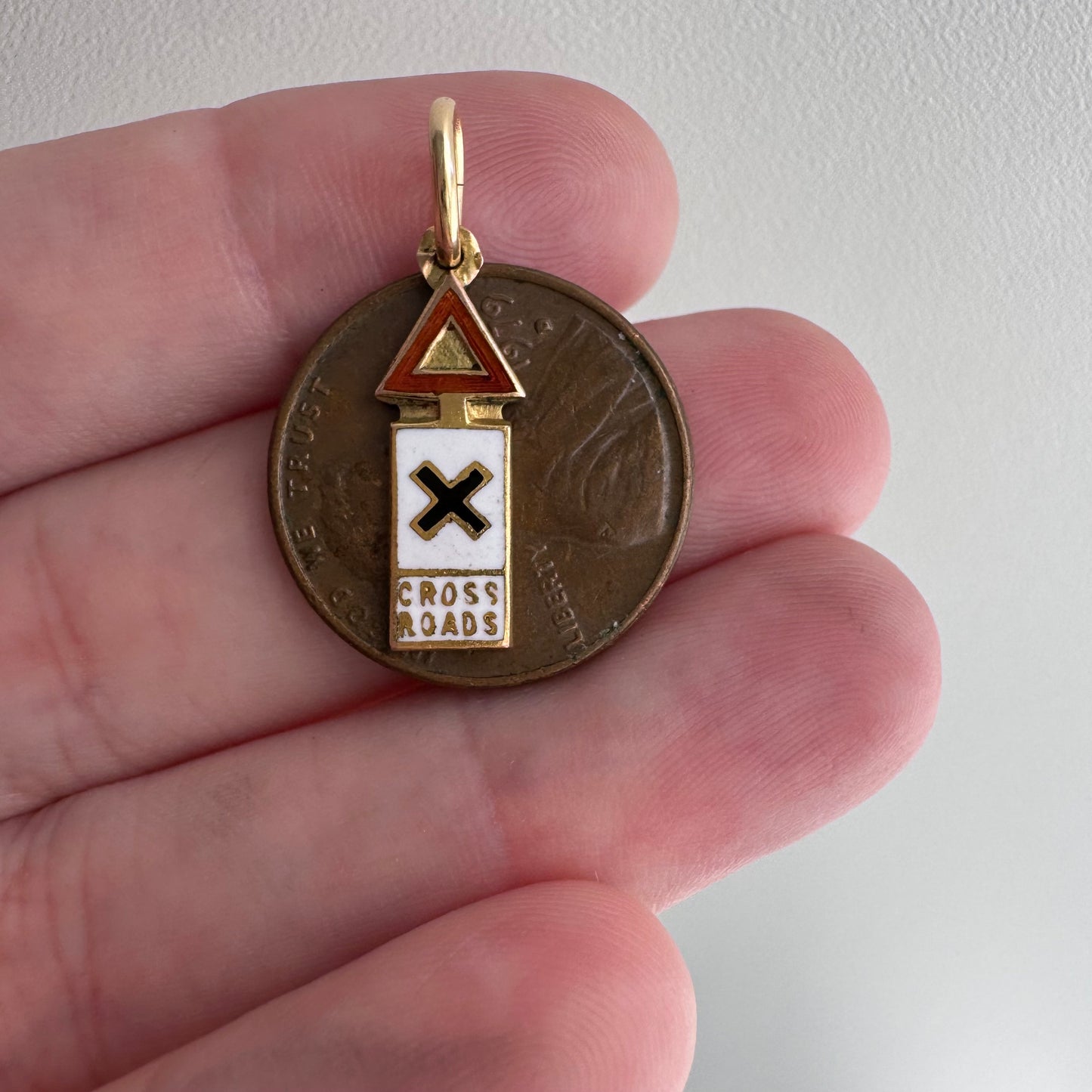 V I N T A G E // at a crossroads / 9k and enamel crossroads sign / a charm or pendant