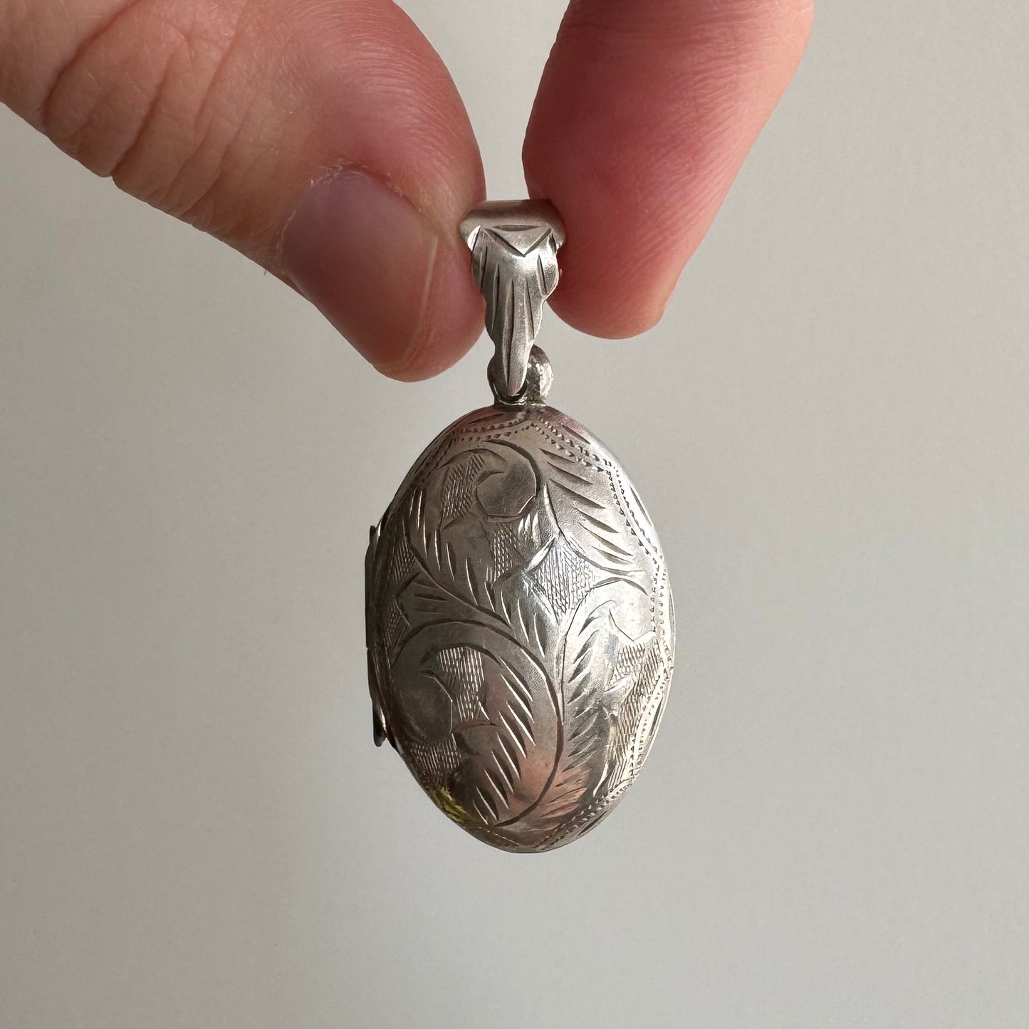 V I N T A G E // swirly memories / sterling silver oval domed locket / a pendant