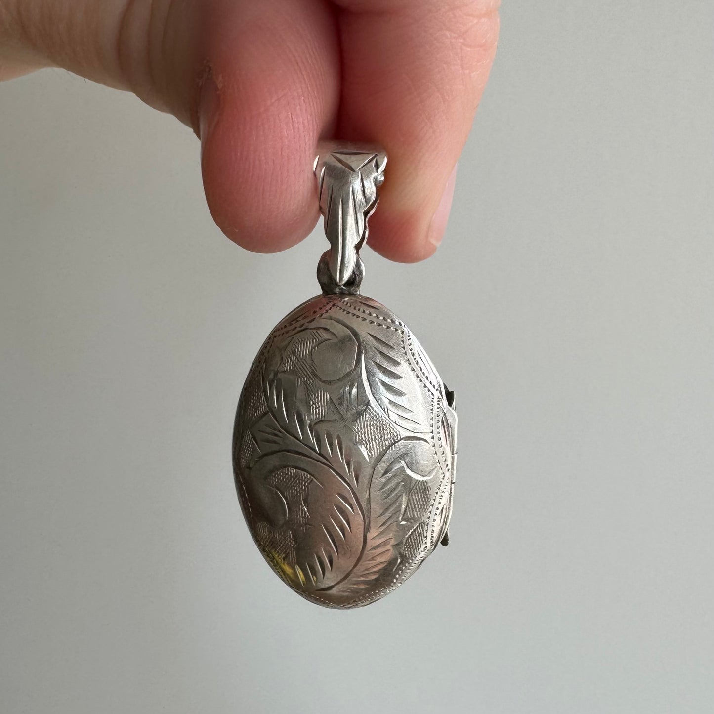 V I N T A G E // swirly memories / sterling silver oval domed locket / a pendant